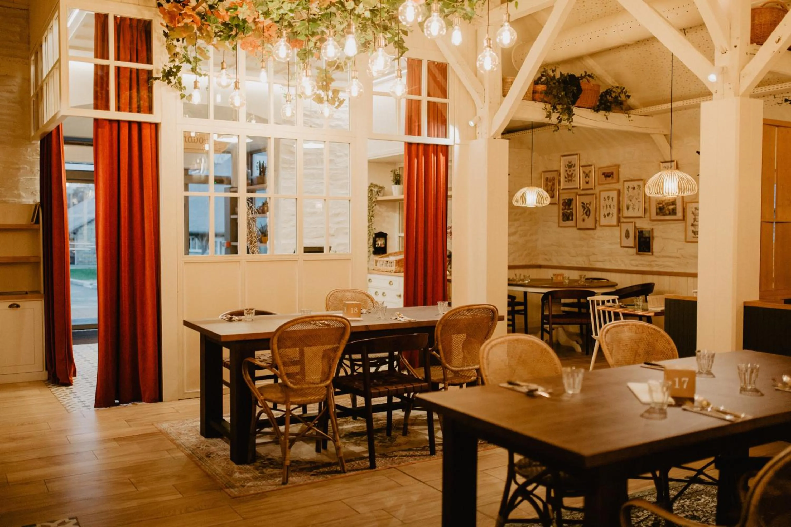 Restaurant/places to eat in L'EssenCiel