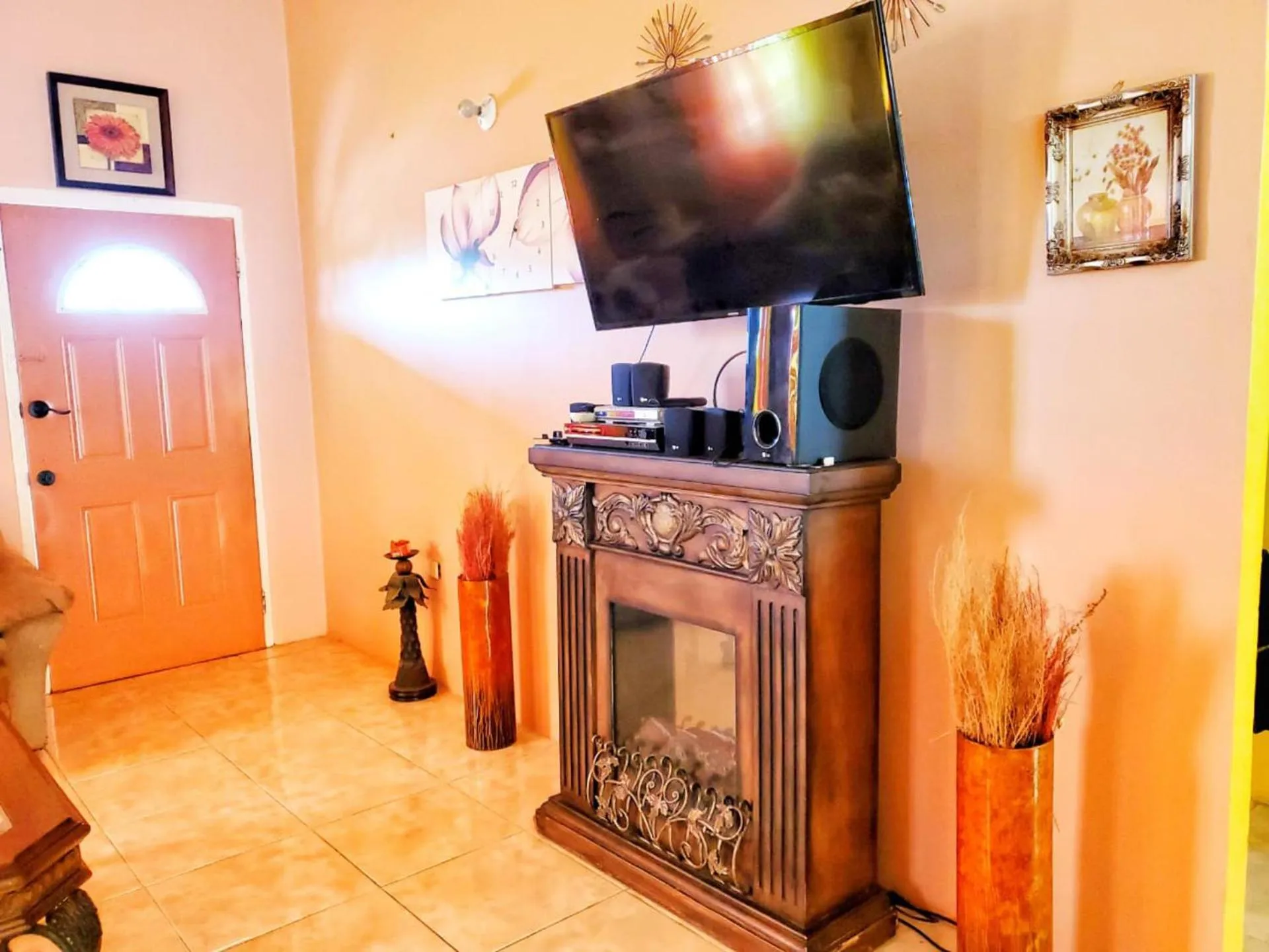 TV and multimedia in 2 Bed-Sleeps 4-Gated community-5 Min Town Centre