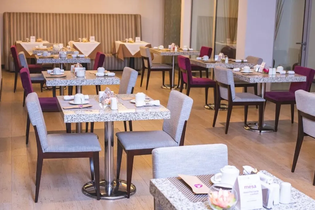 Restaurant/places to eat in HOTEL HANAN