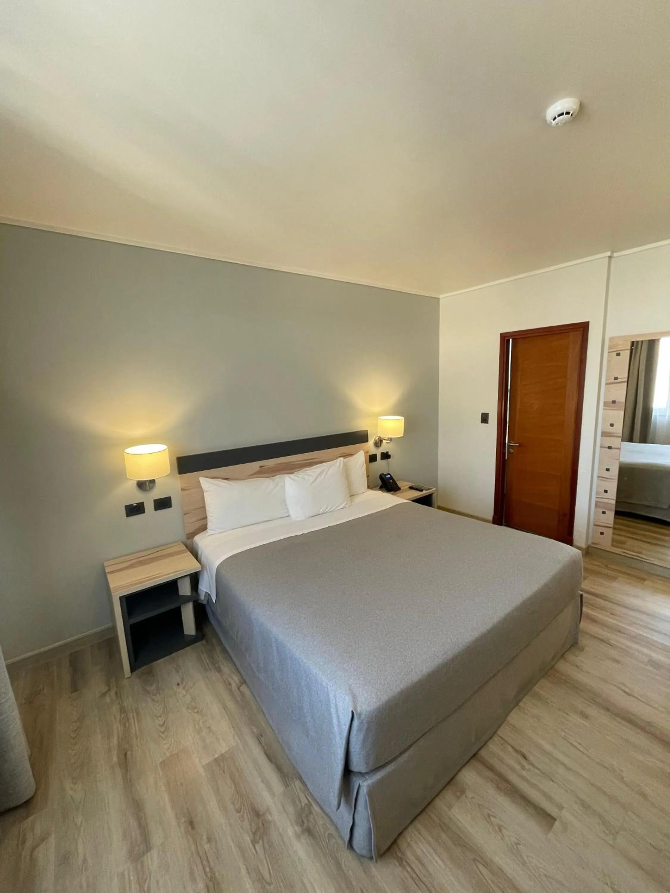 Photo of the whole room, Bed in Diego de Almagro Providencia Express