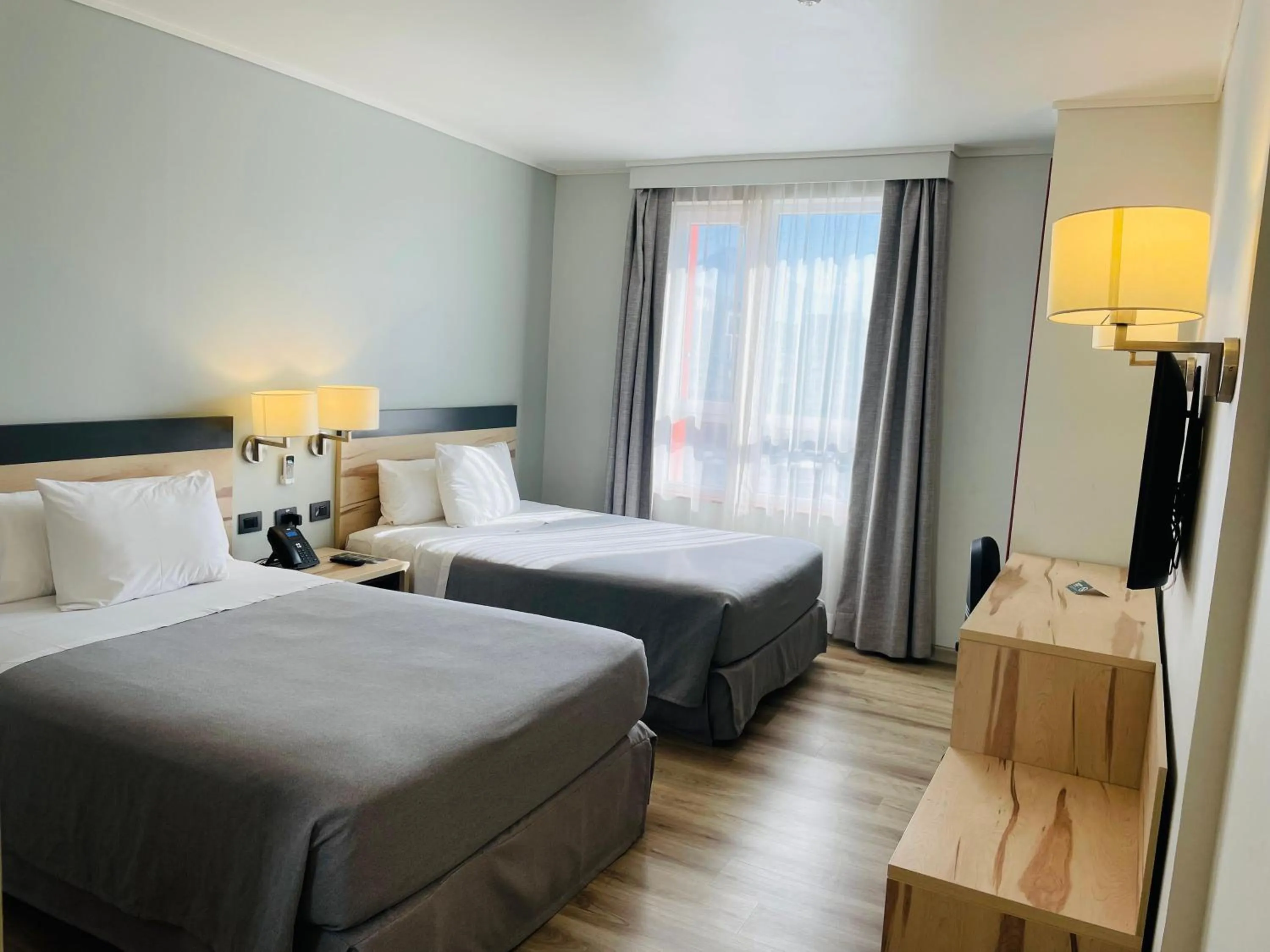 Photo of the whole room, Bed in Diego de Almagro Providencia Express