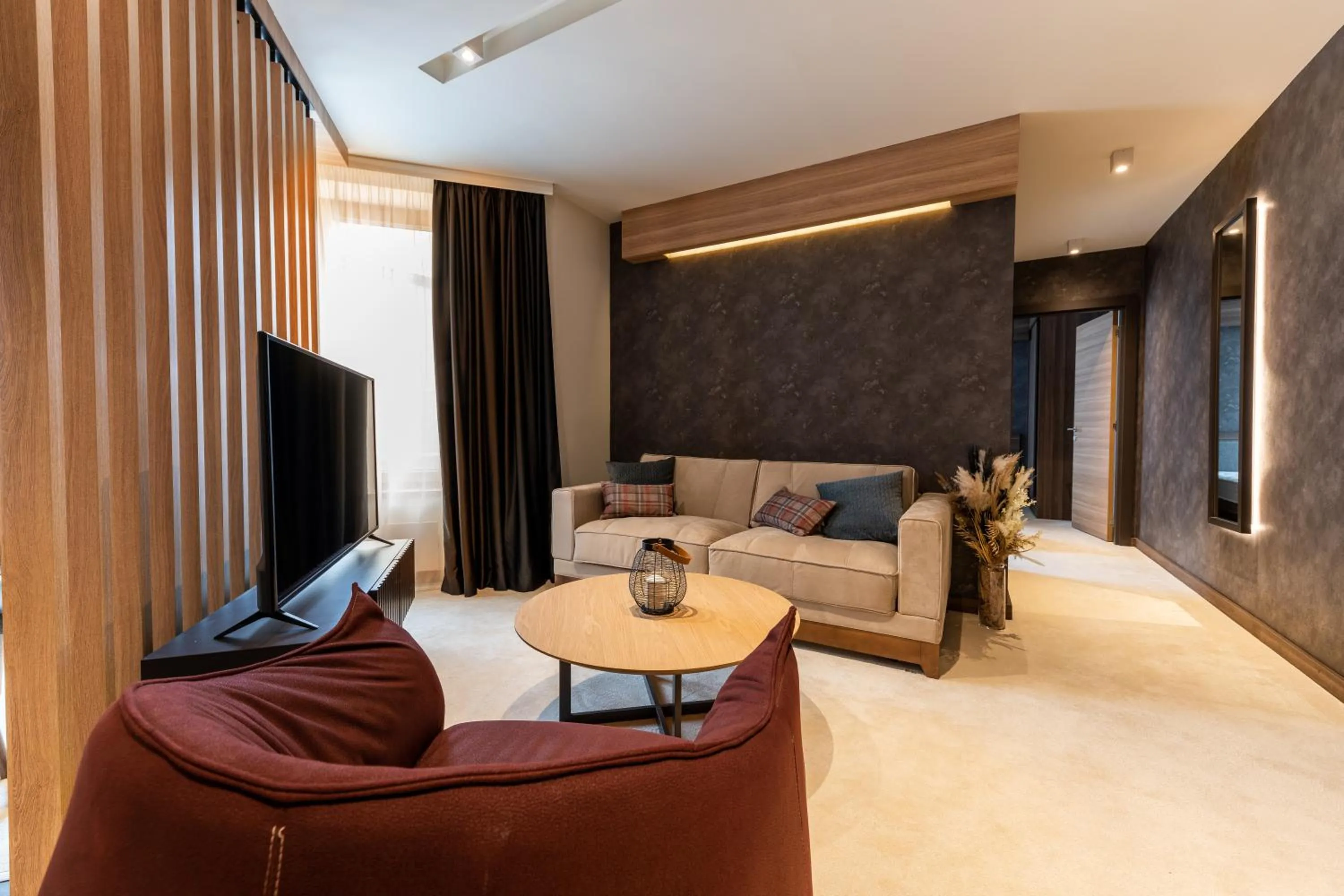 TV and multimedia in Aparthotel Woodside by Anaya