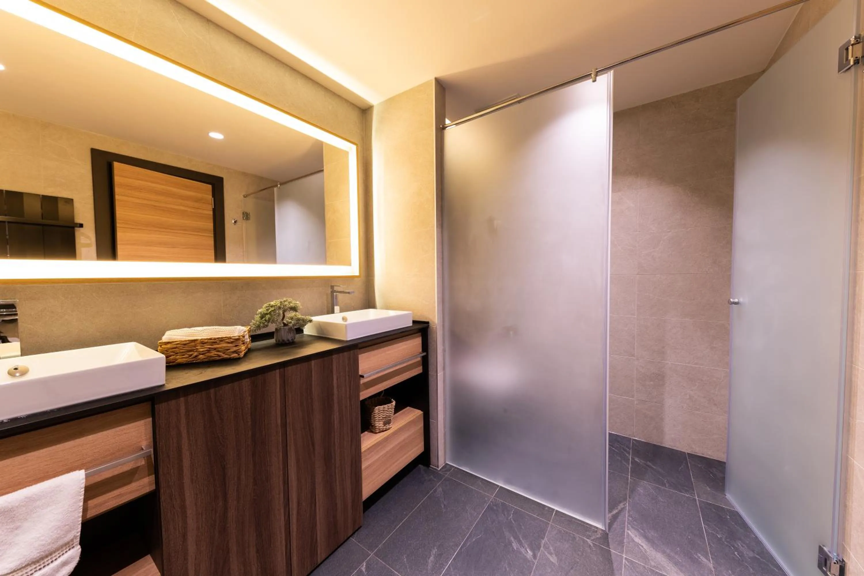 Toilet in Aparthotel Woodside by Anaya