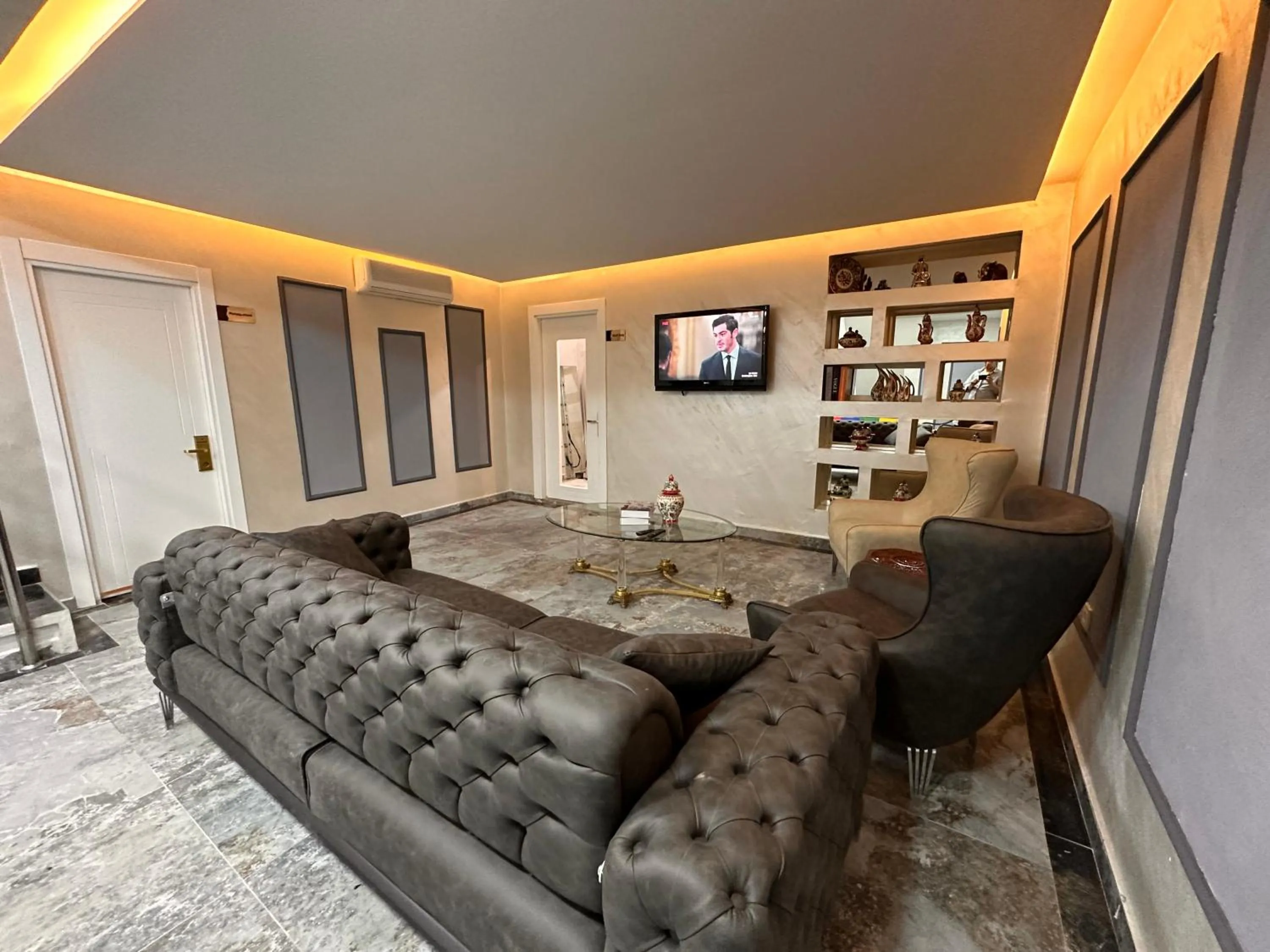Communal lounge/ TV room in HARRAN HOTEL