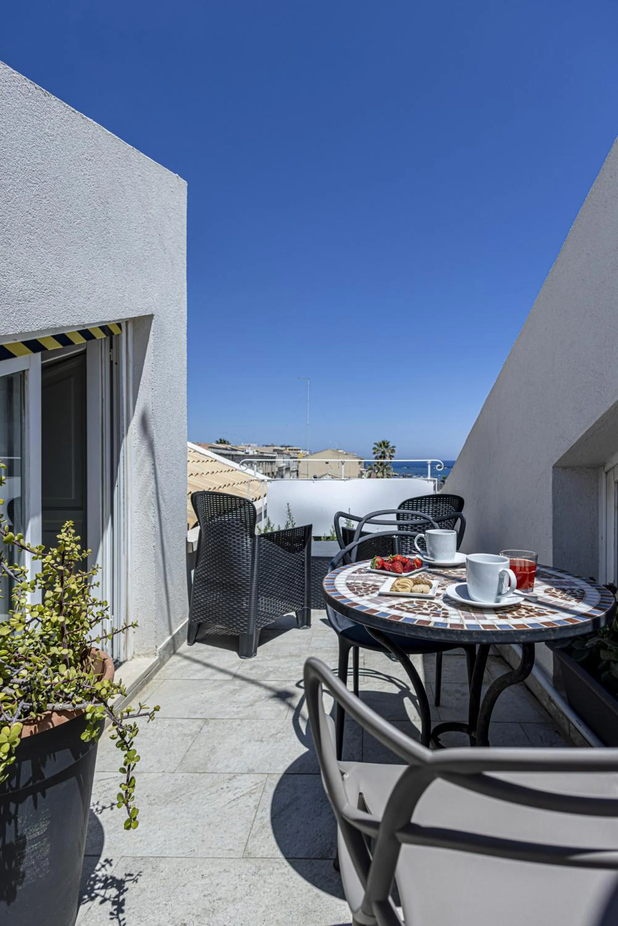 Patio in Lakkios charming suites and rooms