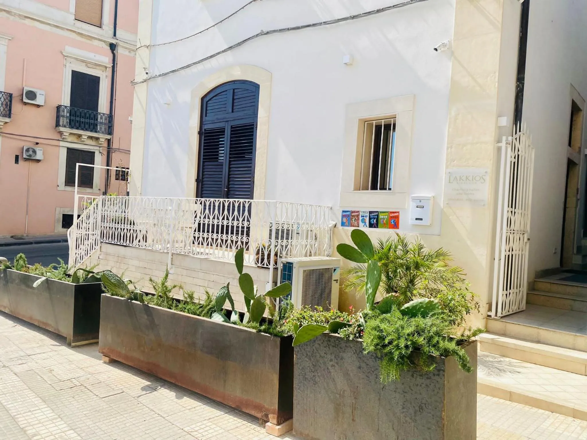 Property building in Lakkios charming suites and rooms