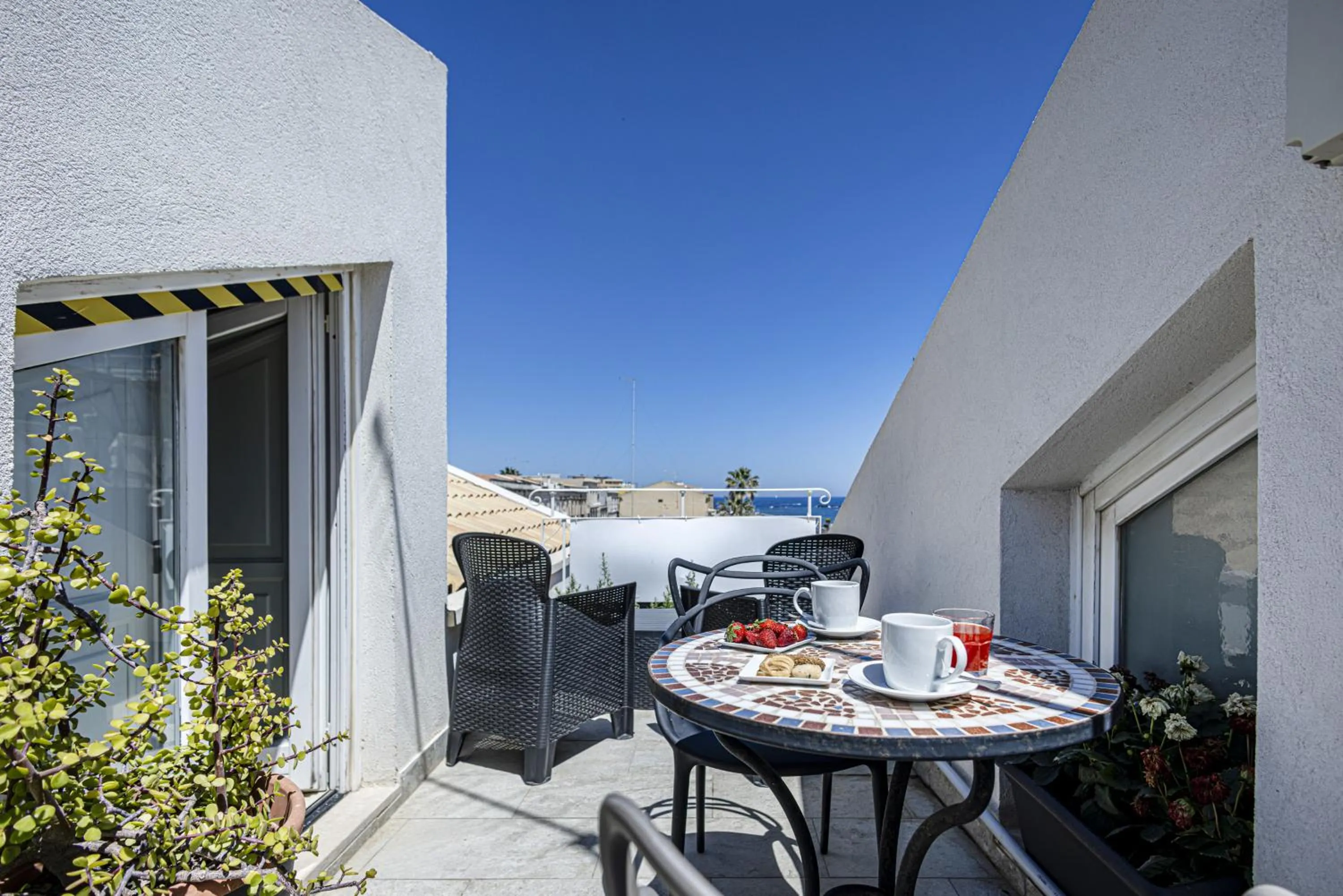 Patio in Lakkios charming suites and rooms