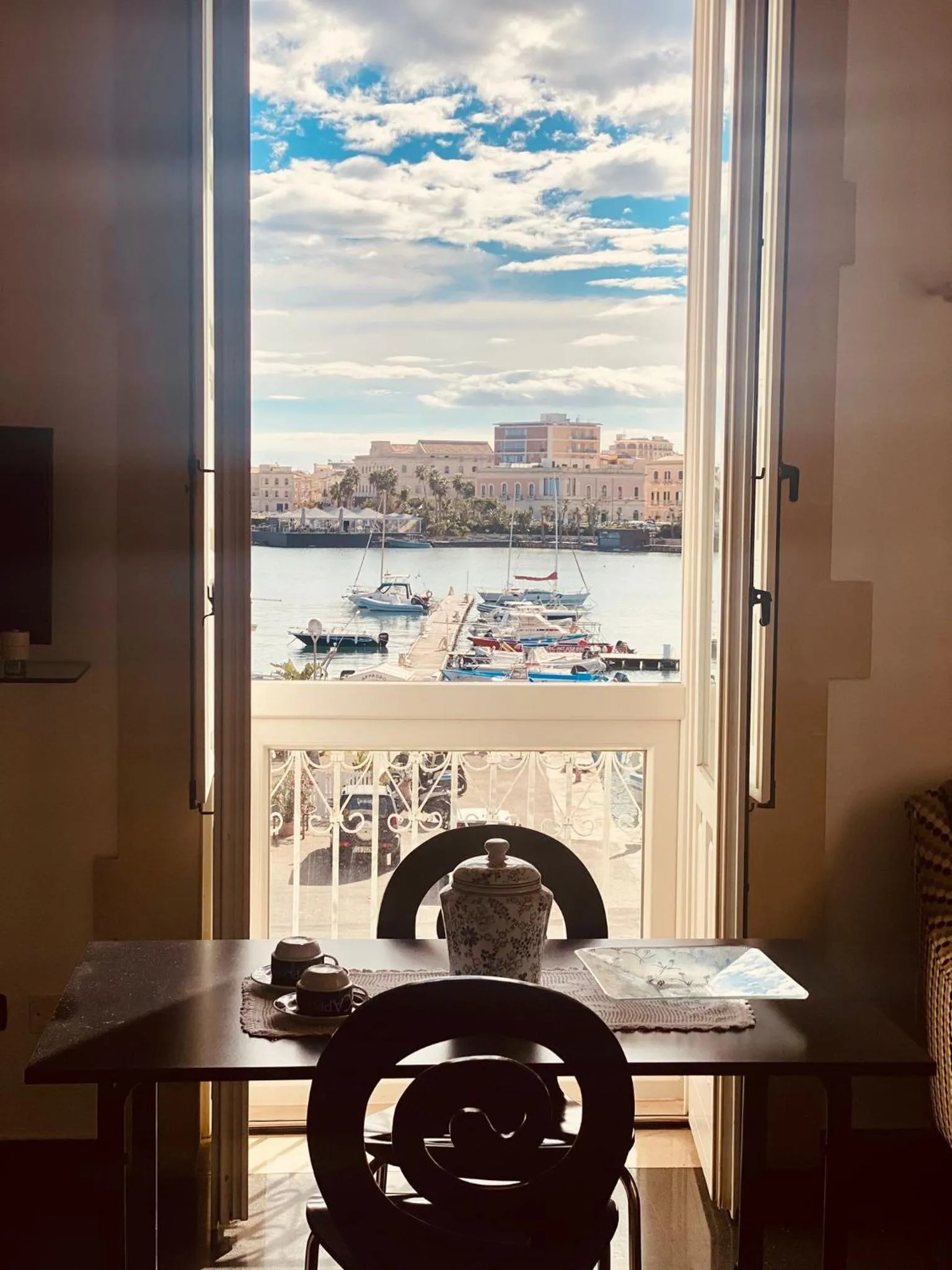 Sea view in Lakkios charming suites and rooms