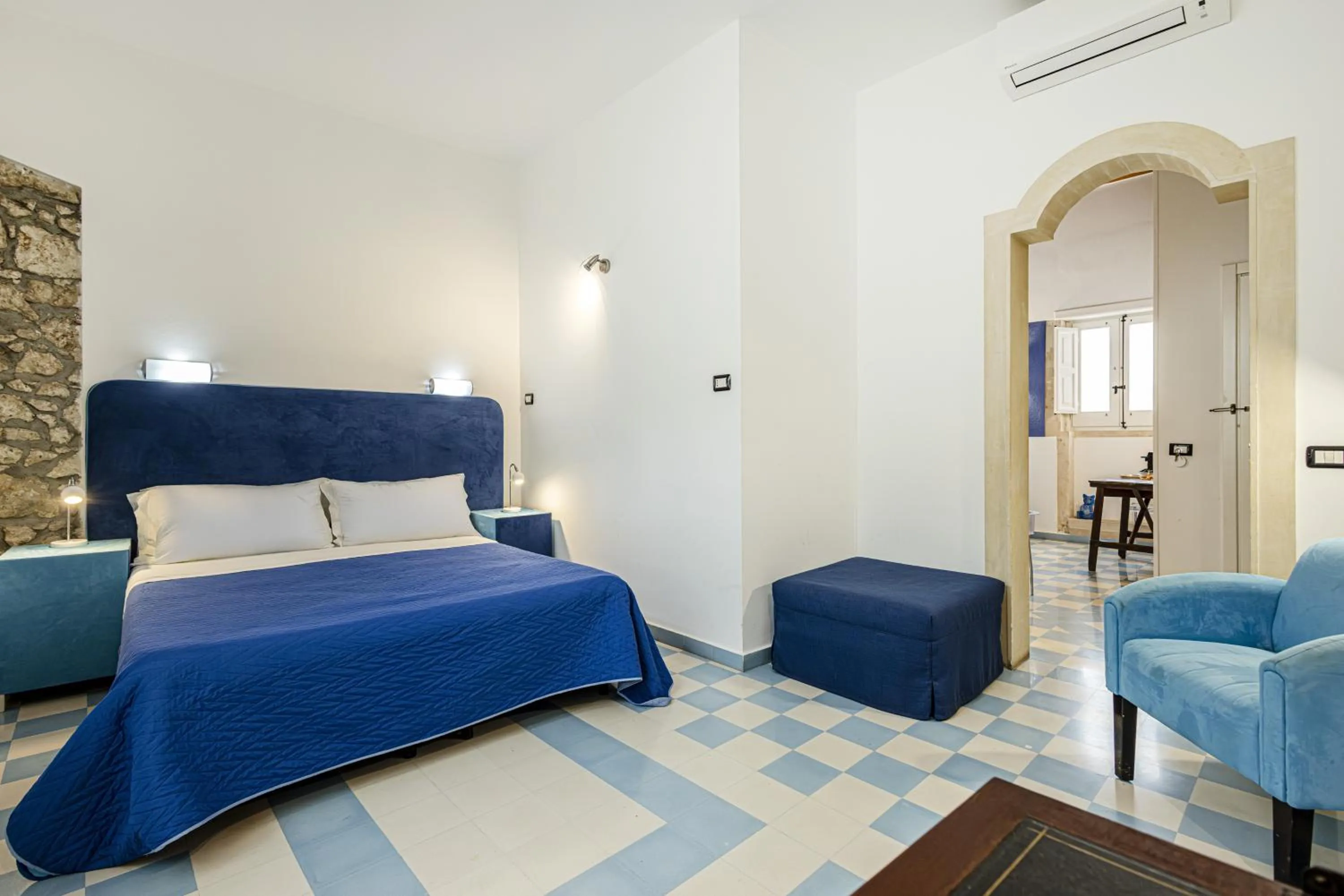 Photo of the whole room, Bed in Lakkios charming suites and rooms