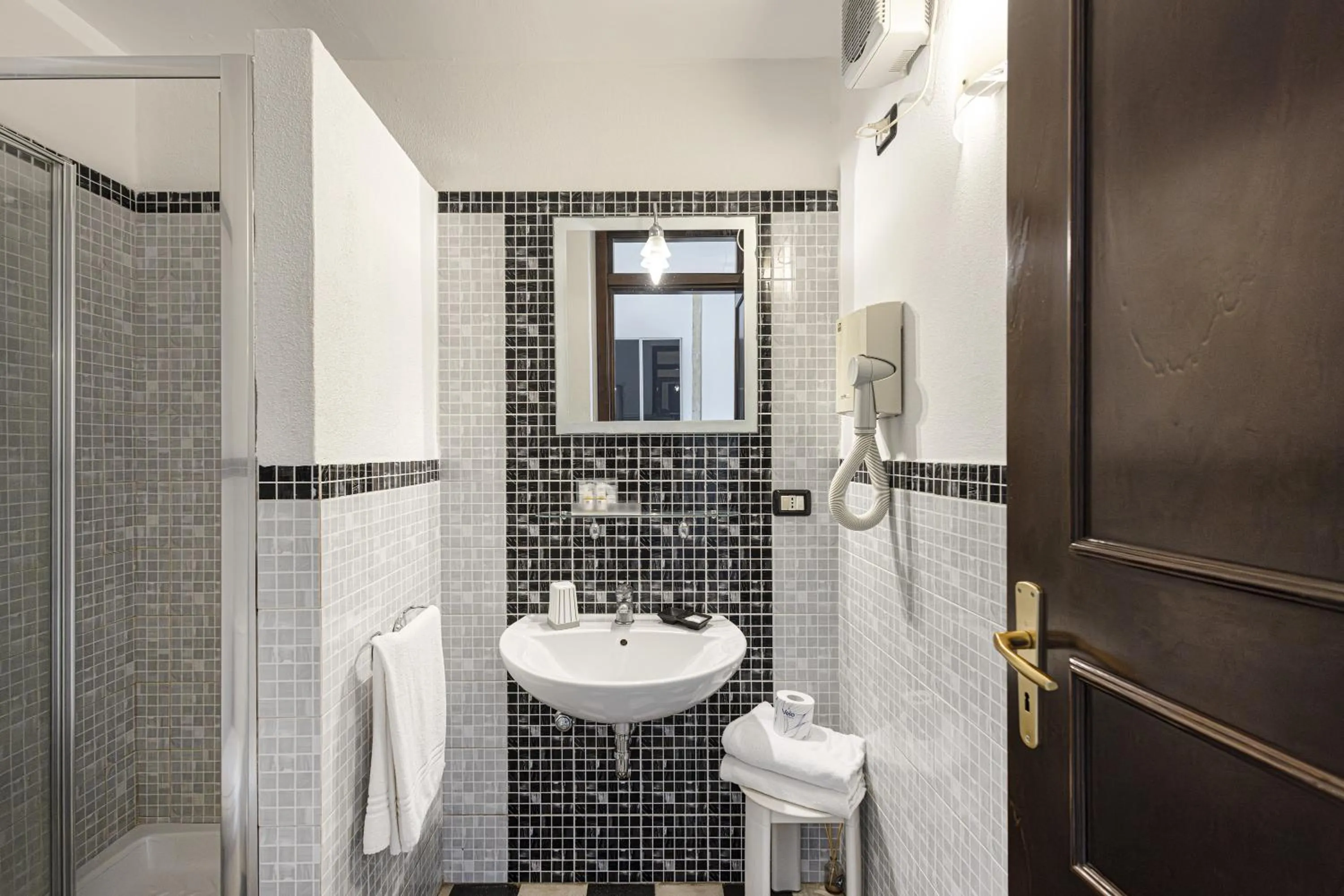 Shower in Lakkios charming suites and rooms