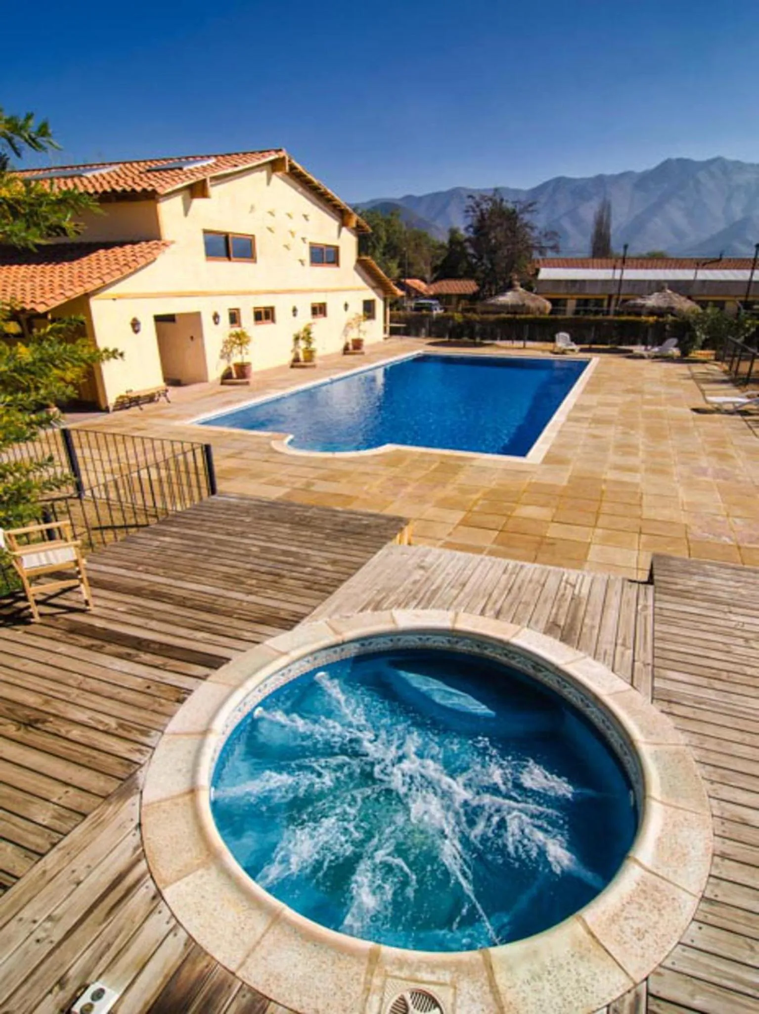 Swimming pool in Howard Johnson Hotel Rinconada de Los Andes