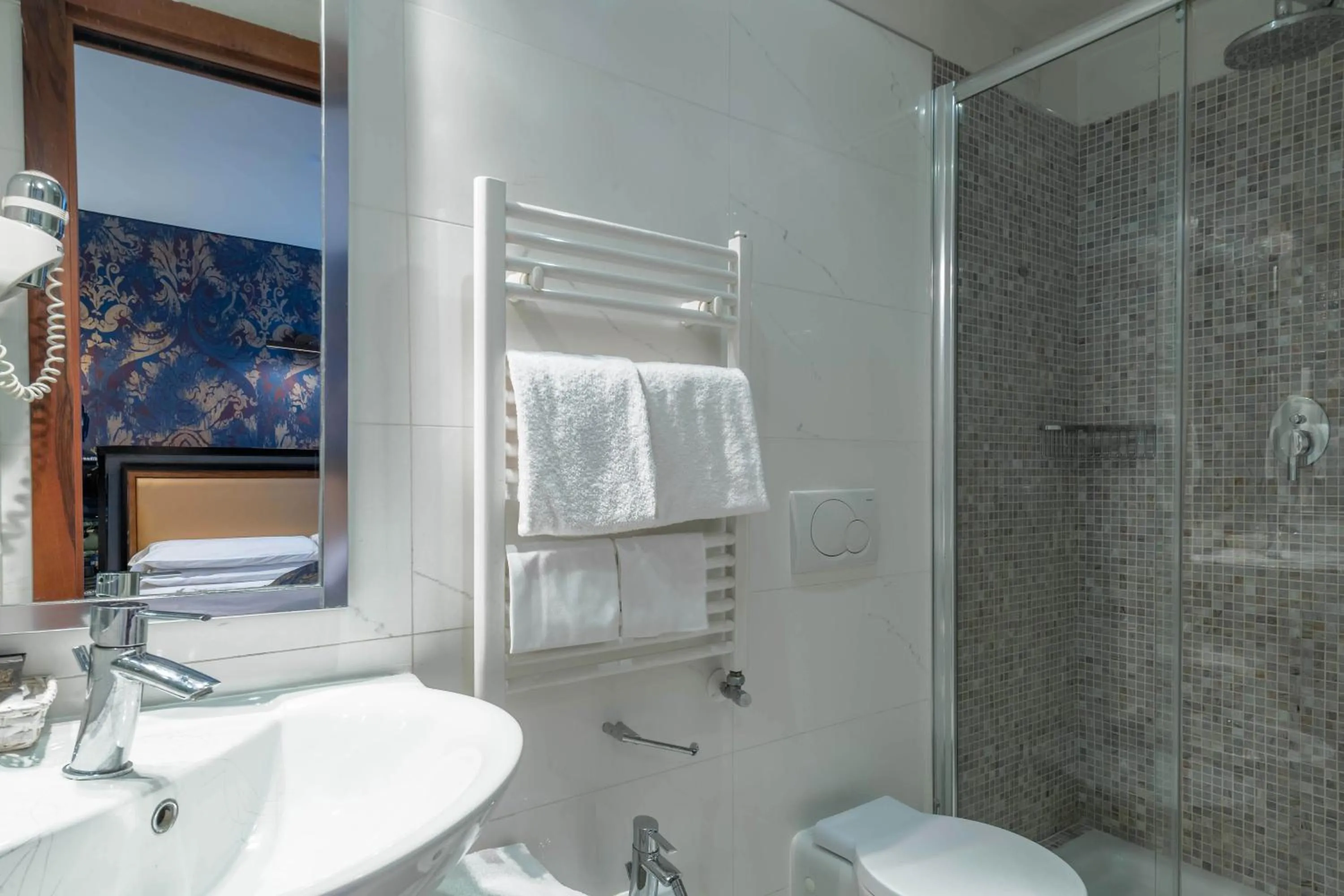 Shower in Hotel Paganelli
