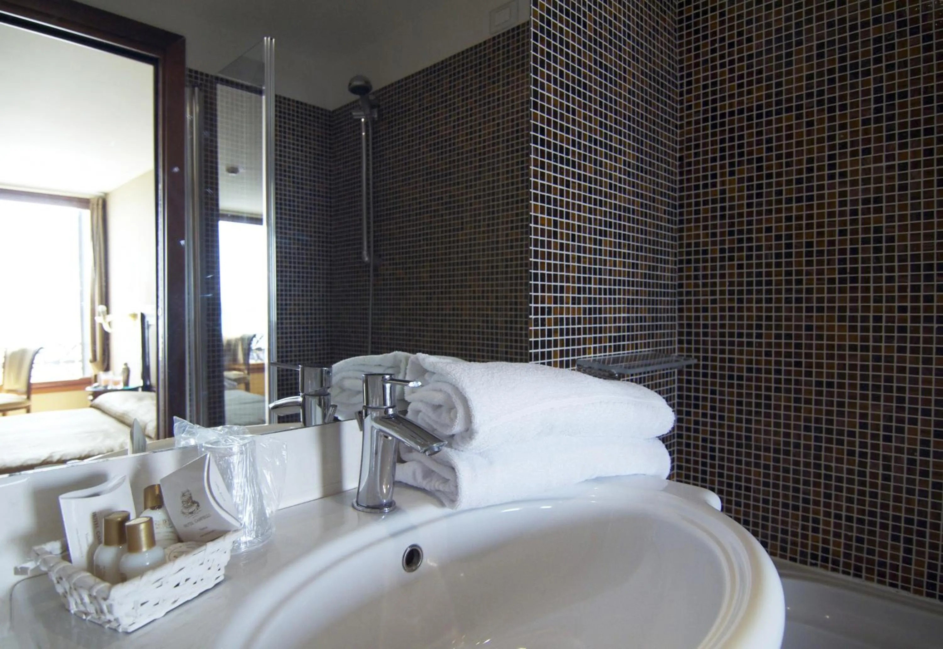 Bathroom, Bed in Hotel Paganelli