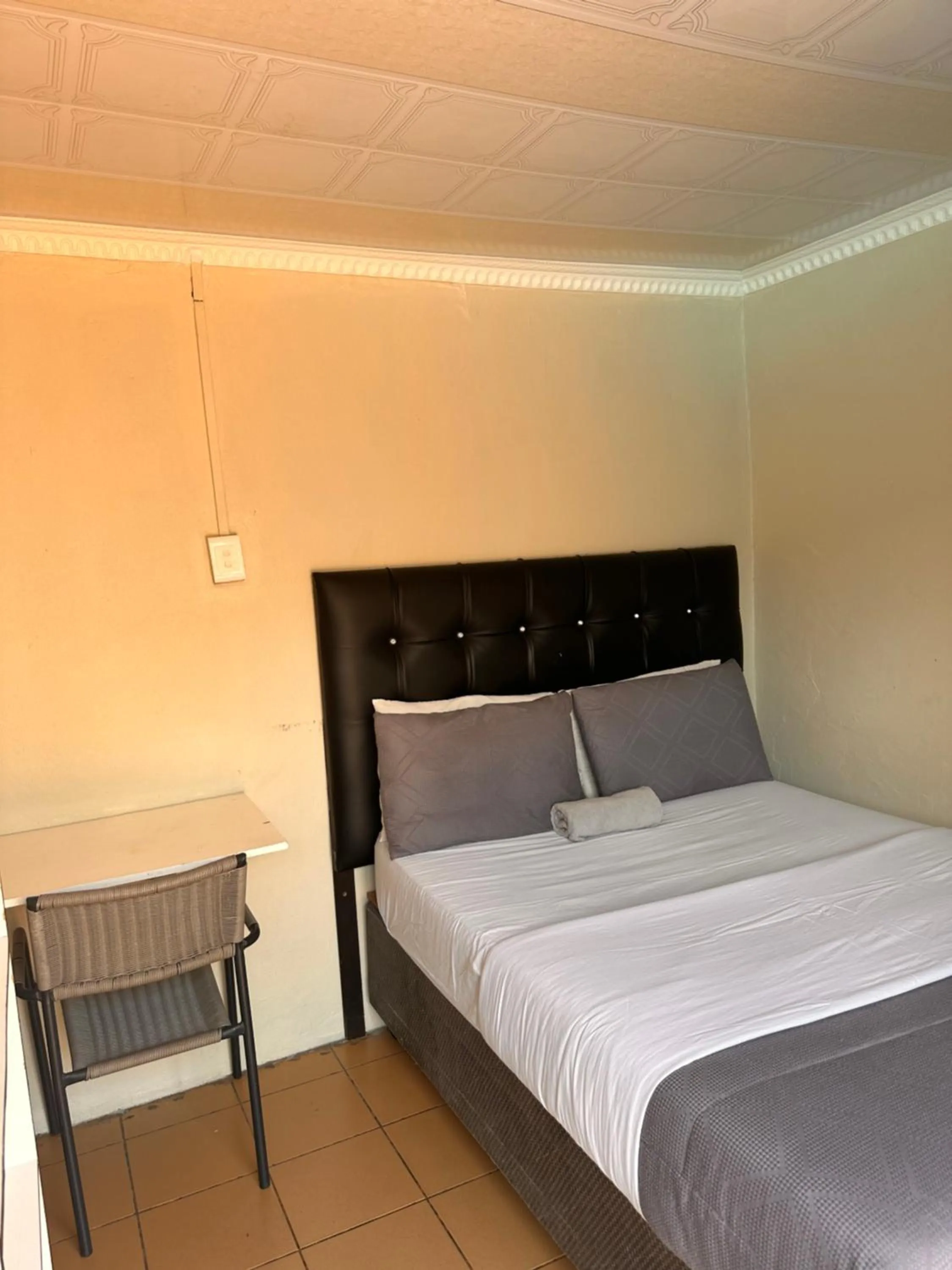 Bedroom, Bed in L-PACK PRIMROSe