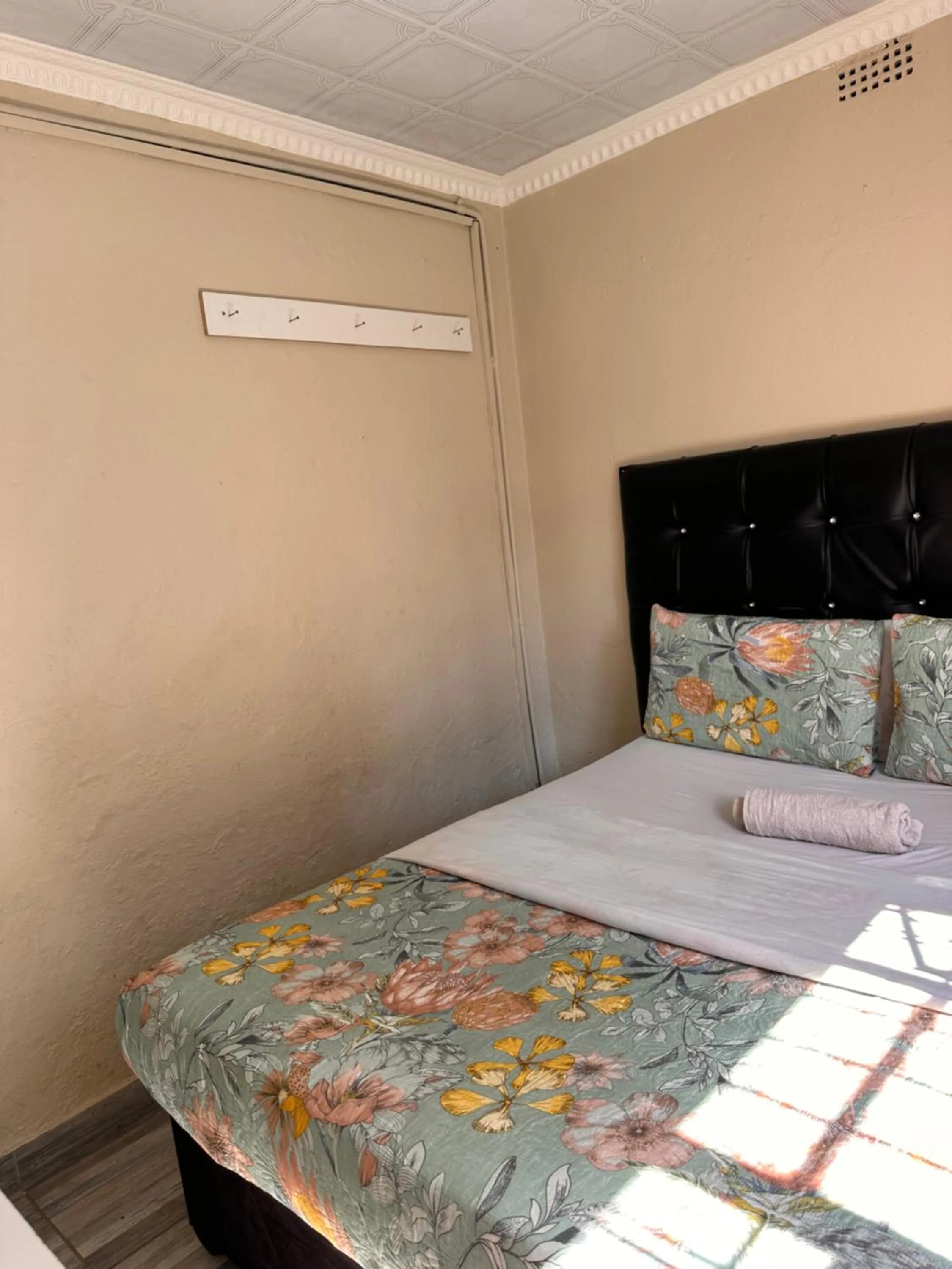 Bedroom, Bed in L-PACK PRIMROSe