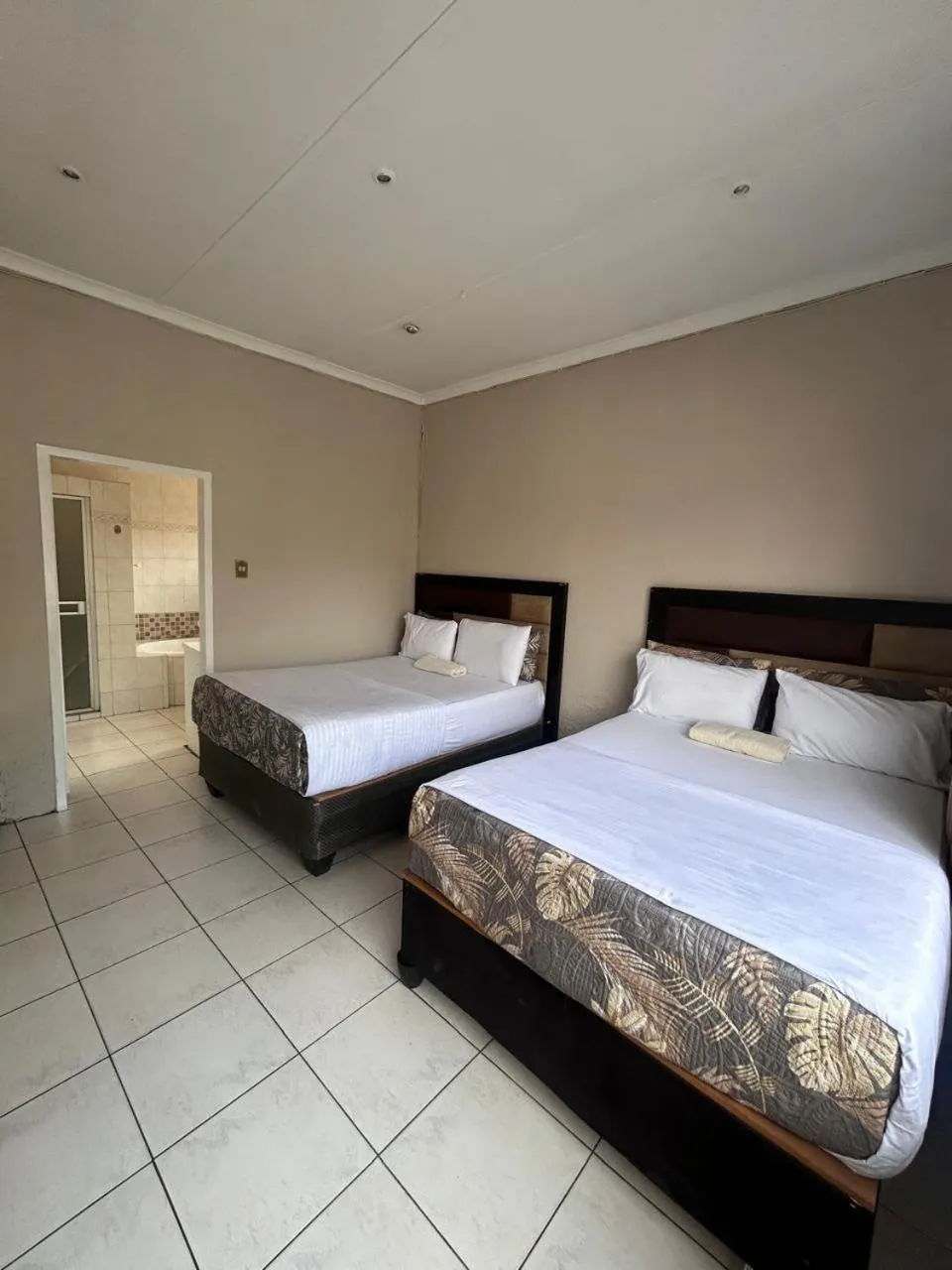 Photo of the whole room, Bed in L-PACK PRIMROSe