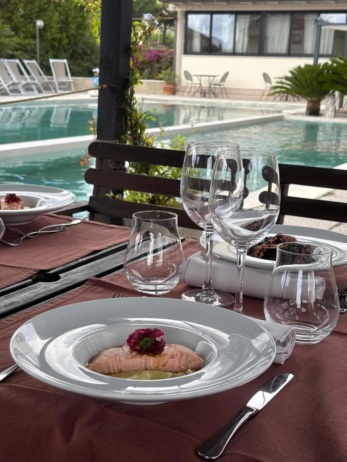 Restaurant/places to eat in River Park Hotel