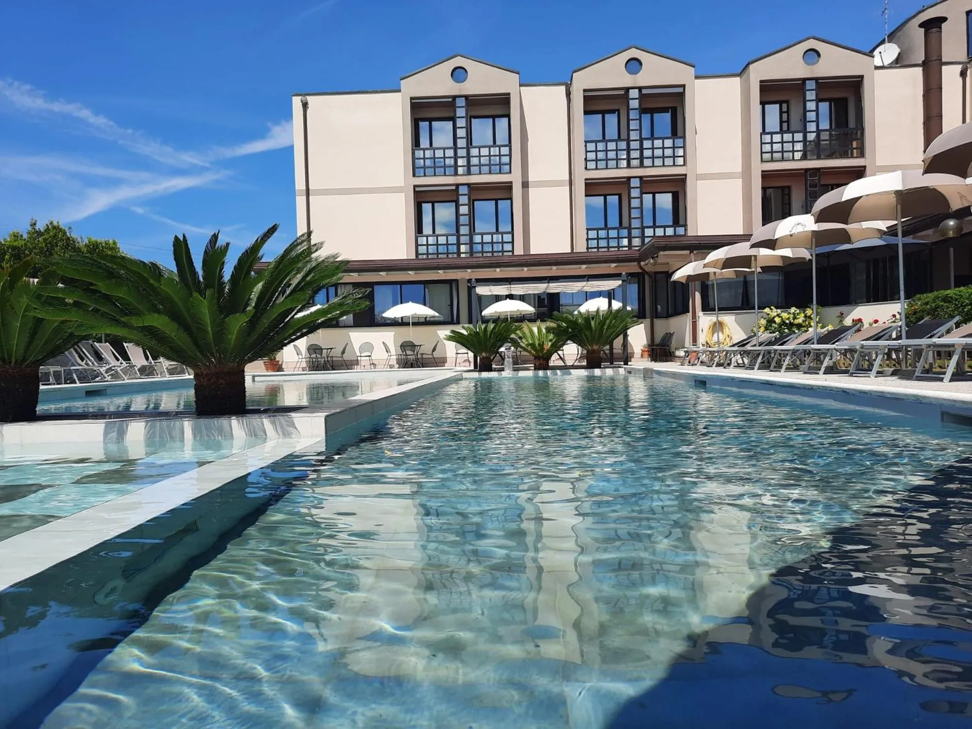 Swimming pool in River Park Hotel