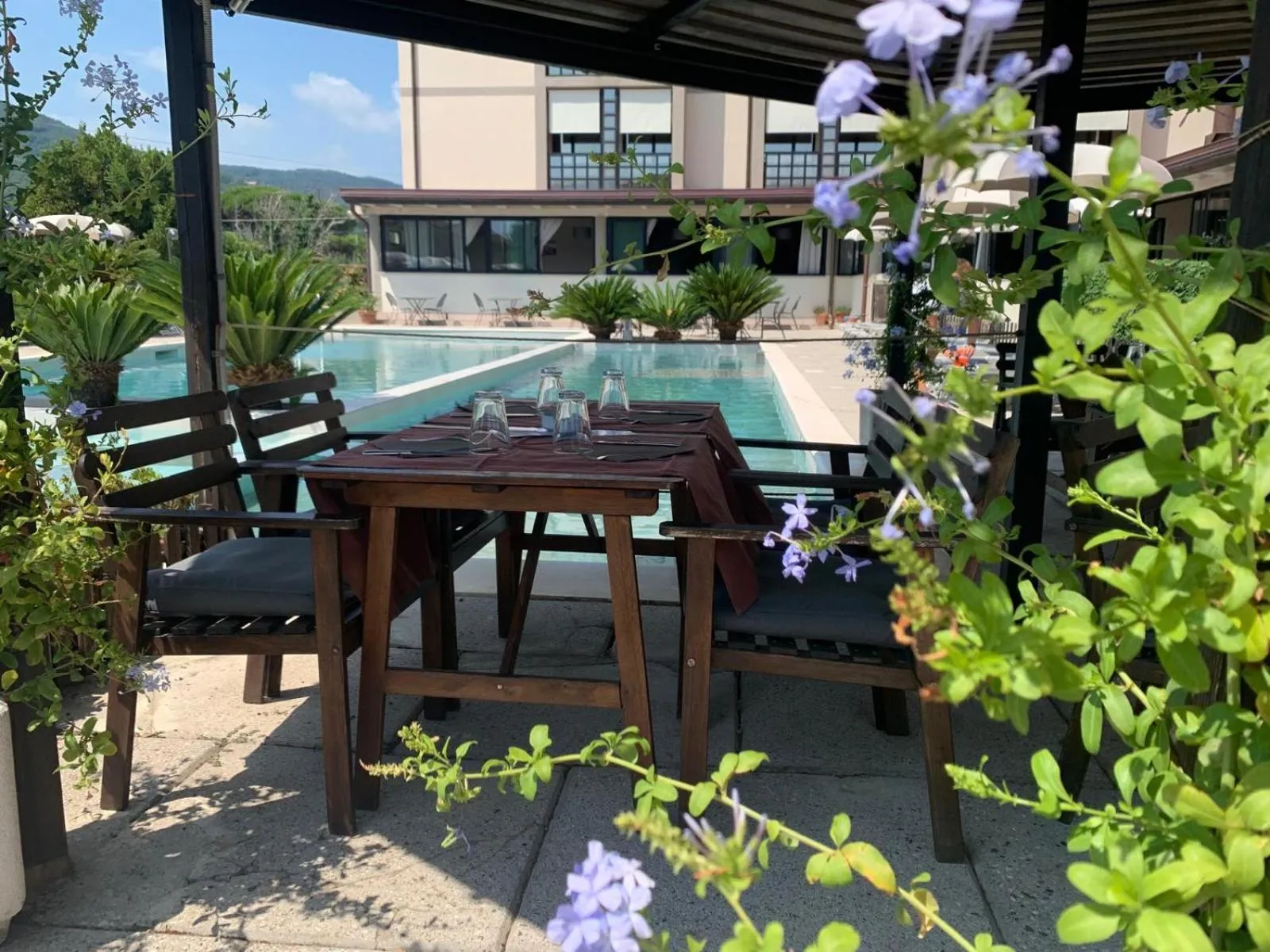 Restaurant/places to eat in River Park Hotel