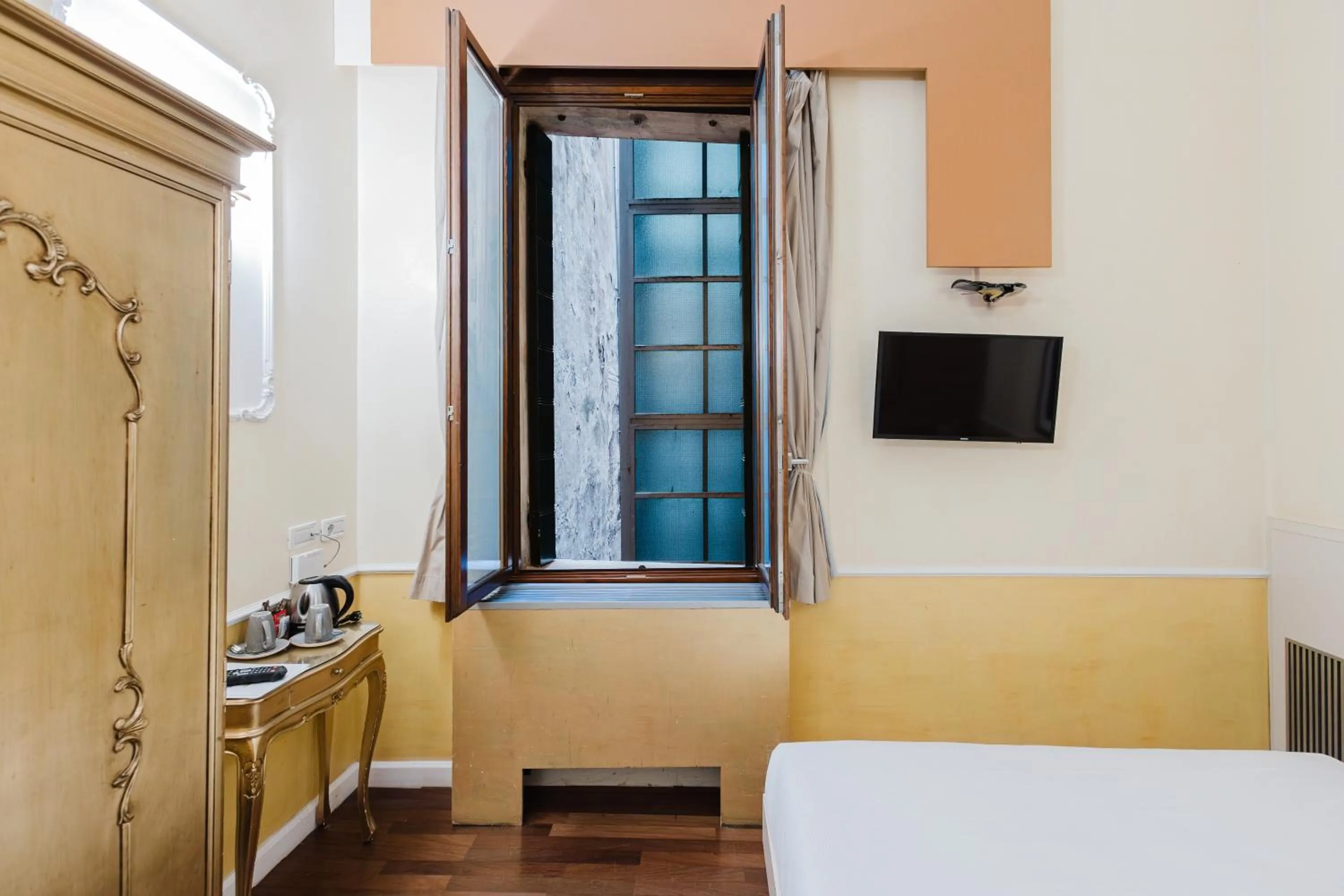 Inner courtyard view, Bed in Sogno di Giulietta e Romeo