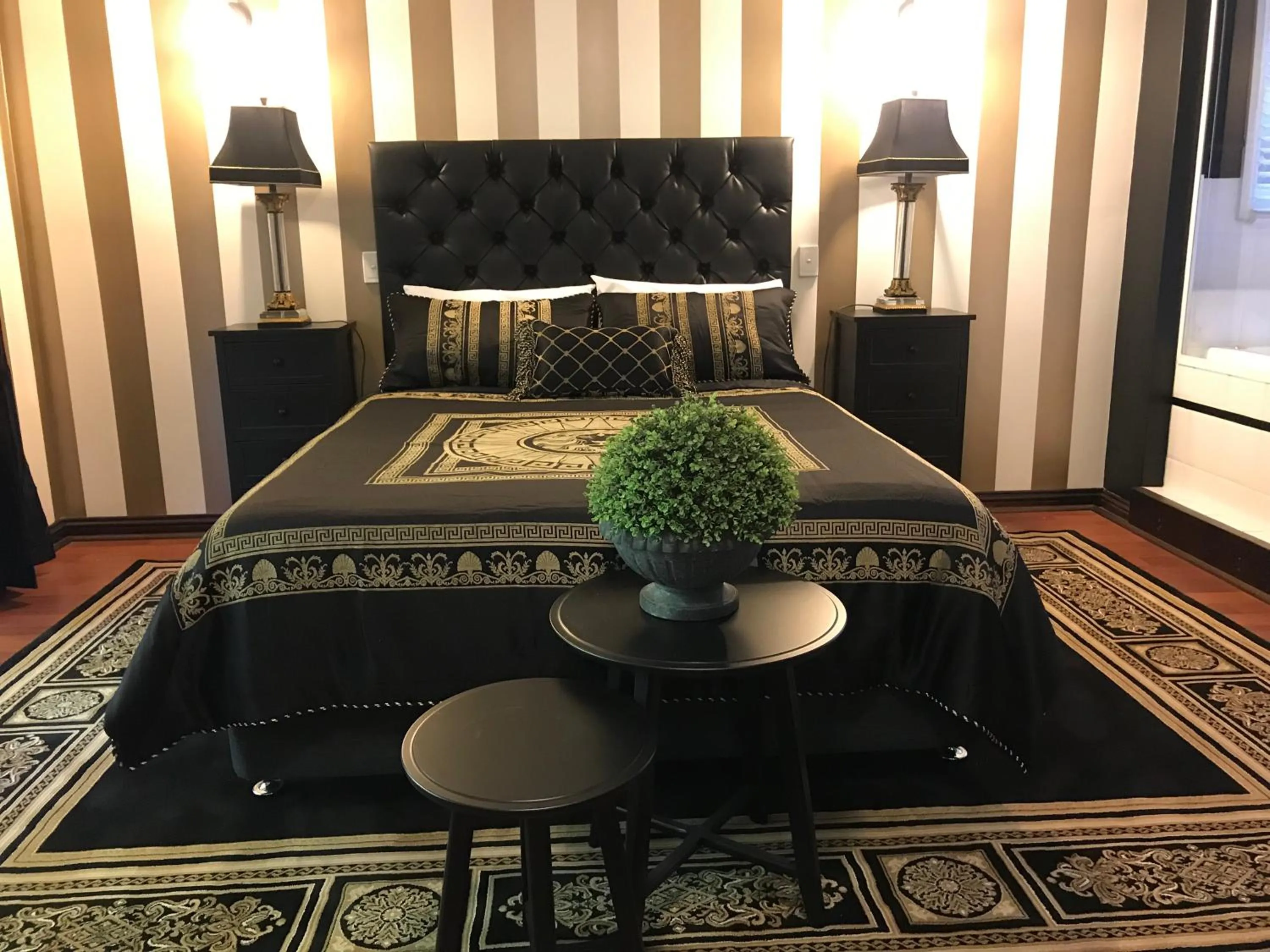 Decorative detail in Belle Le Vie