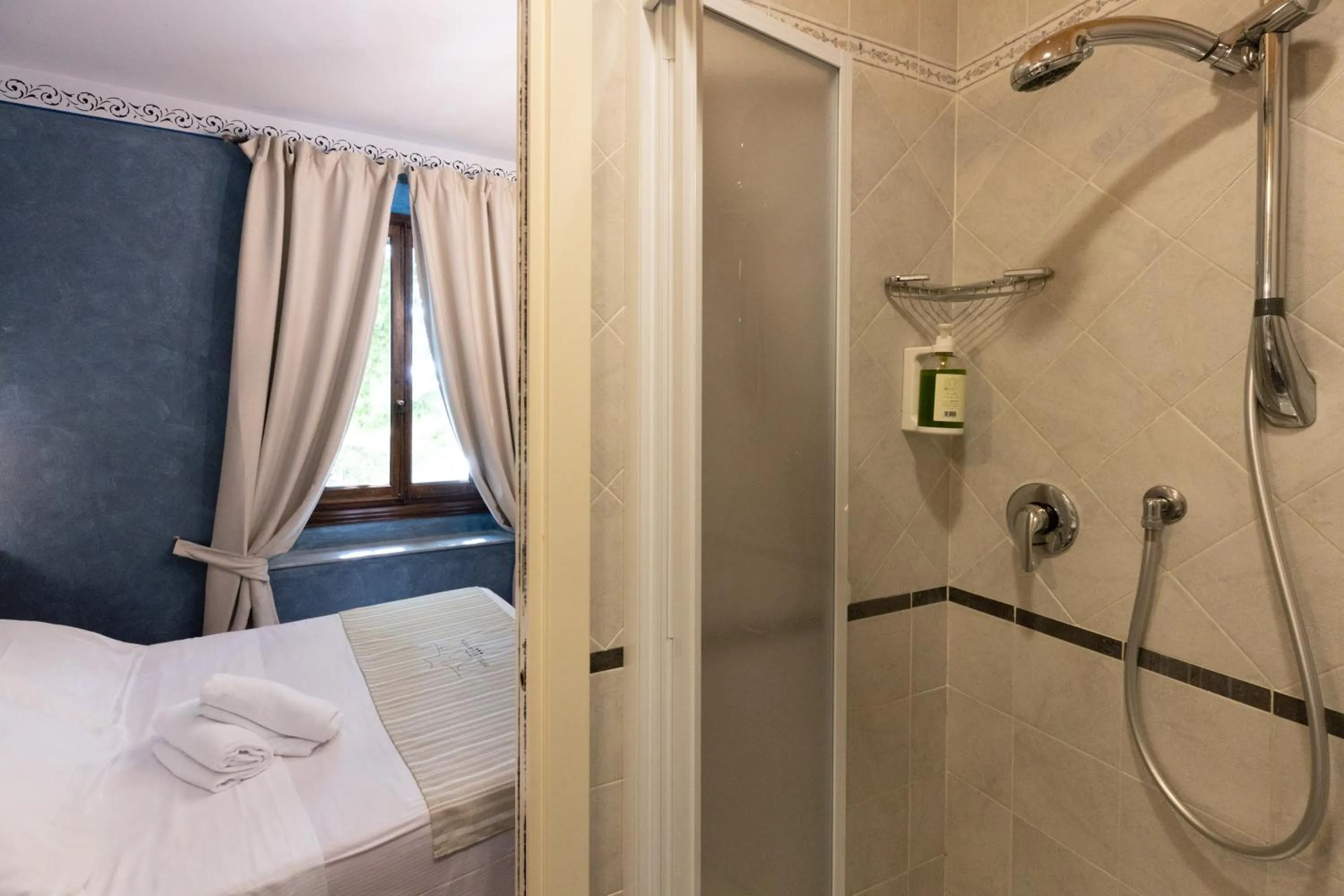 Shower, Bed in Hotel Bellavista Impruneta