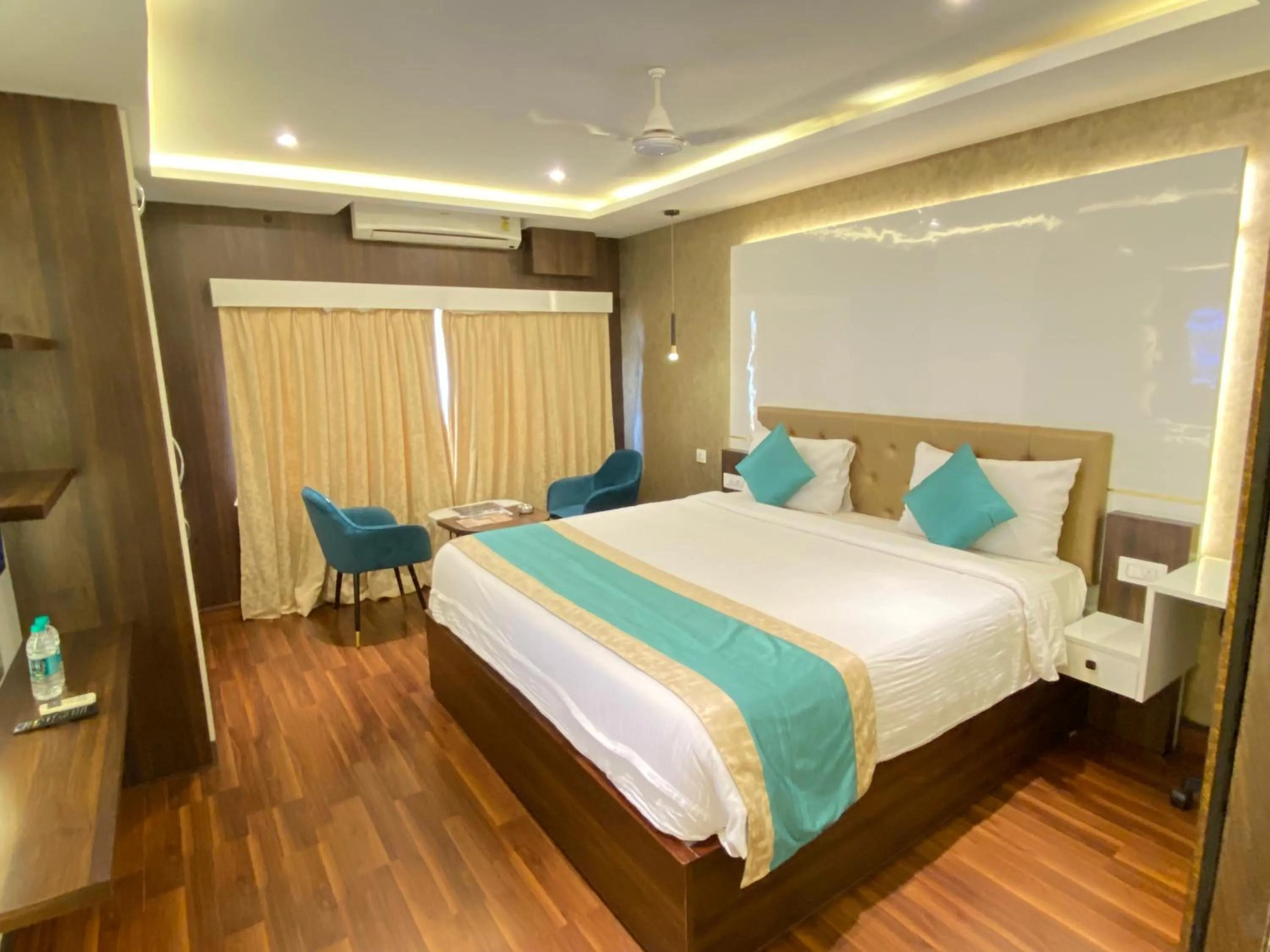 Bedroom, Bed in Hilarity Inn