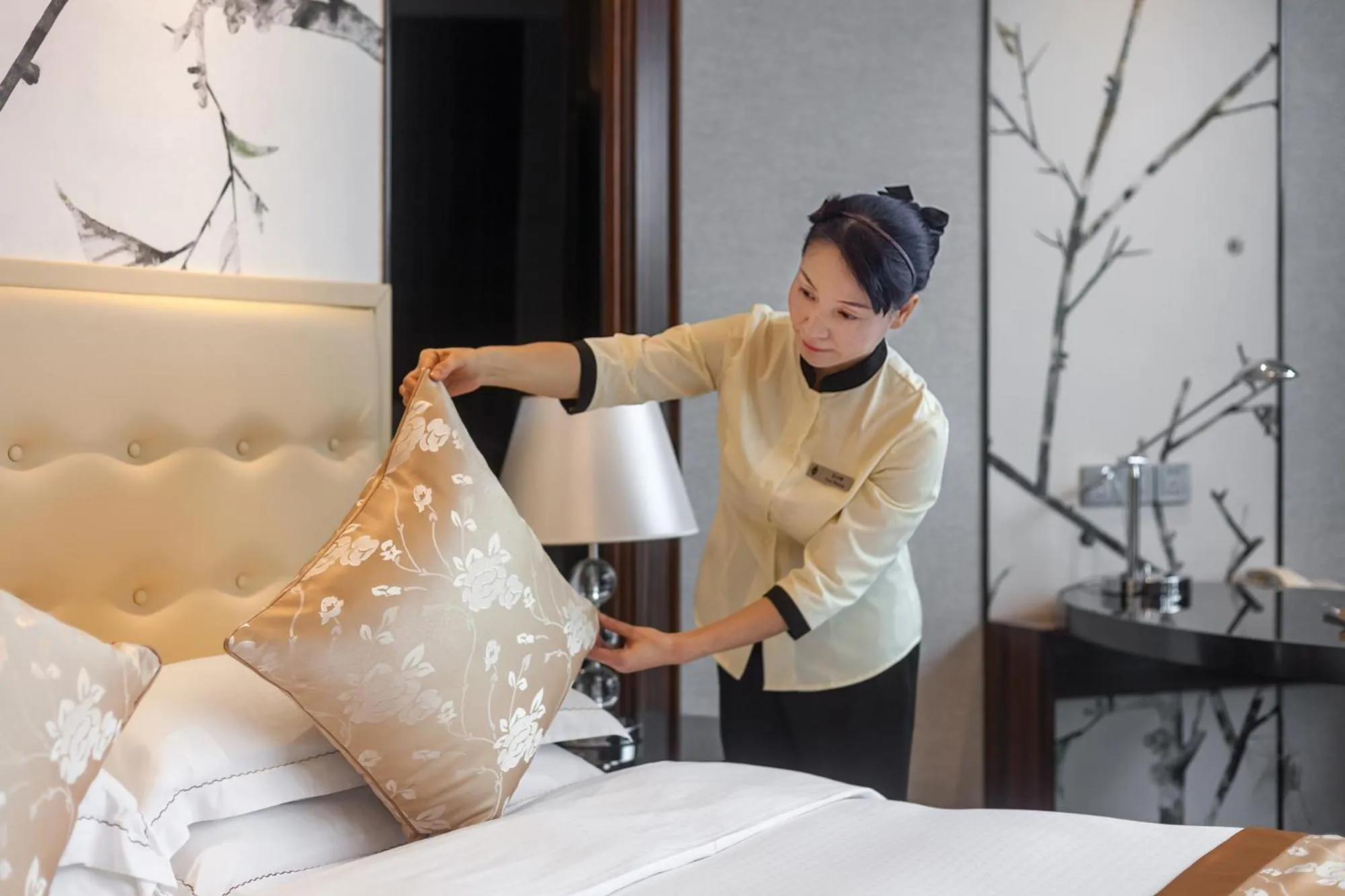 Bed in Huaqiang Plaza Hotel Shenzhen, Enjoy Complimentary Mini Bar & Night Snack, Add breakfast - enjoy complimentary afternoon tea
