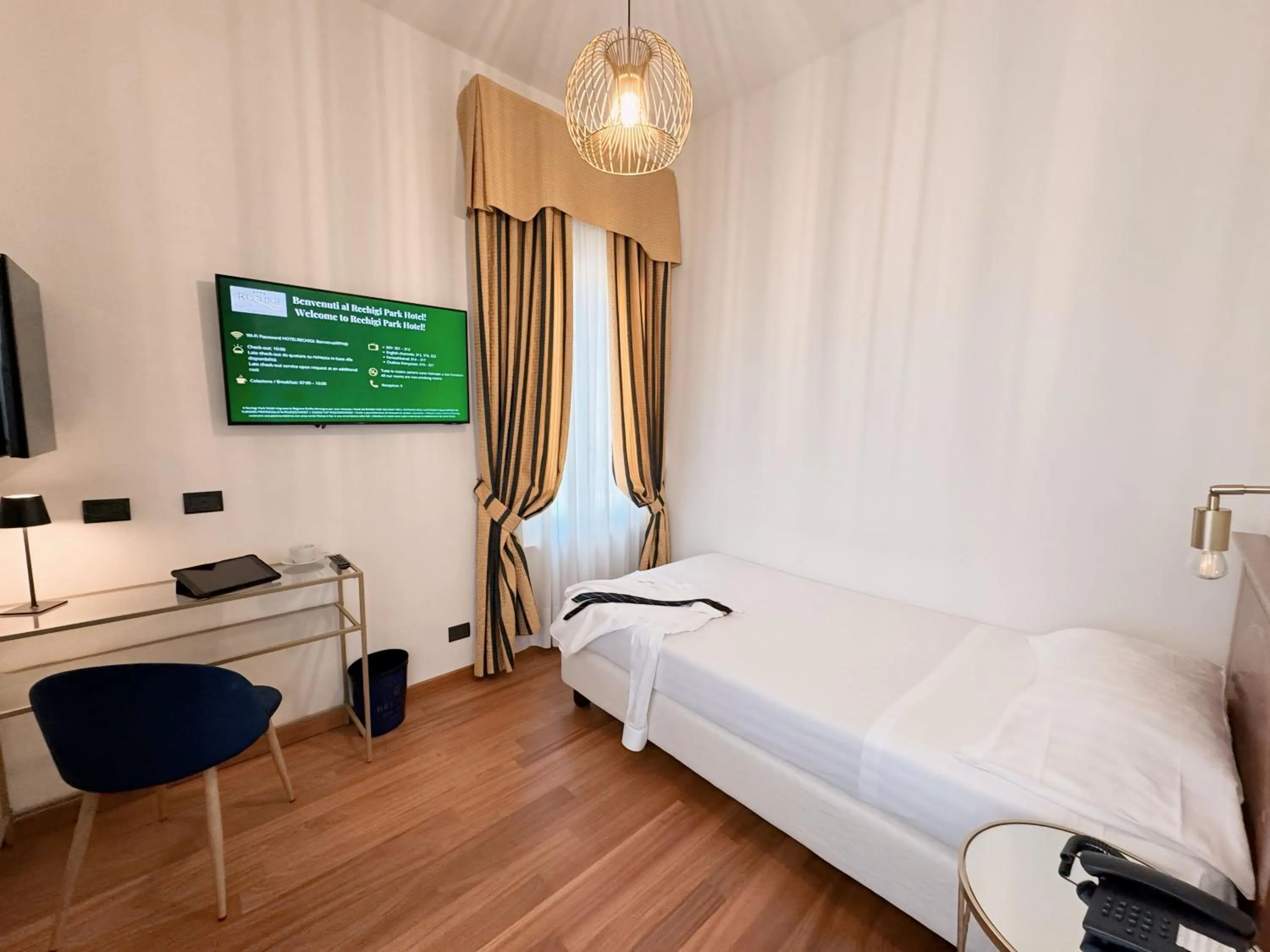 Bed in Rechigi Park Hotel