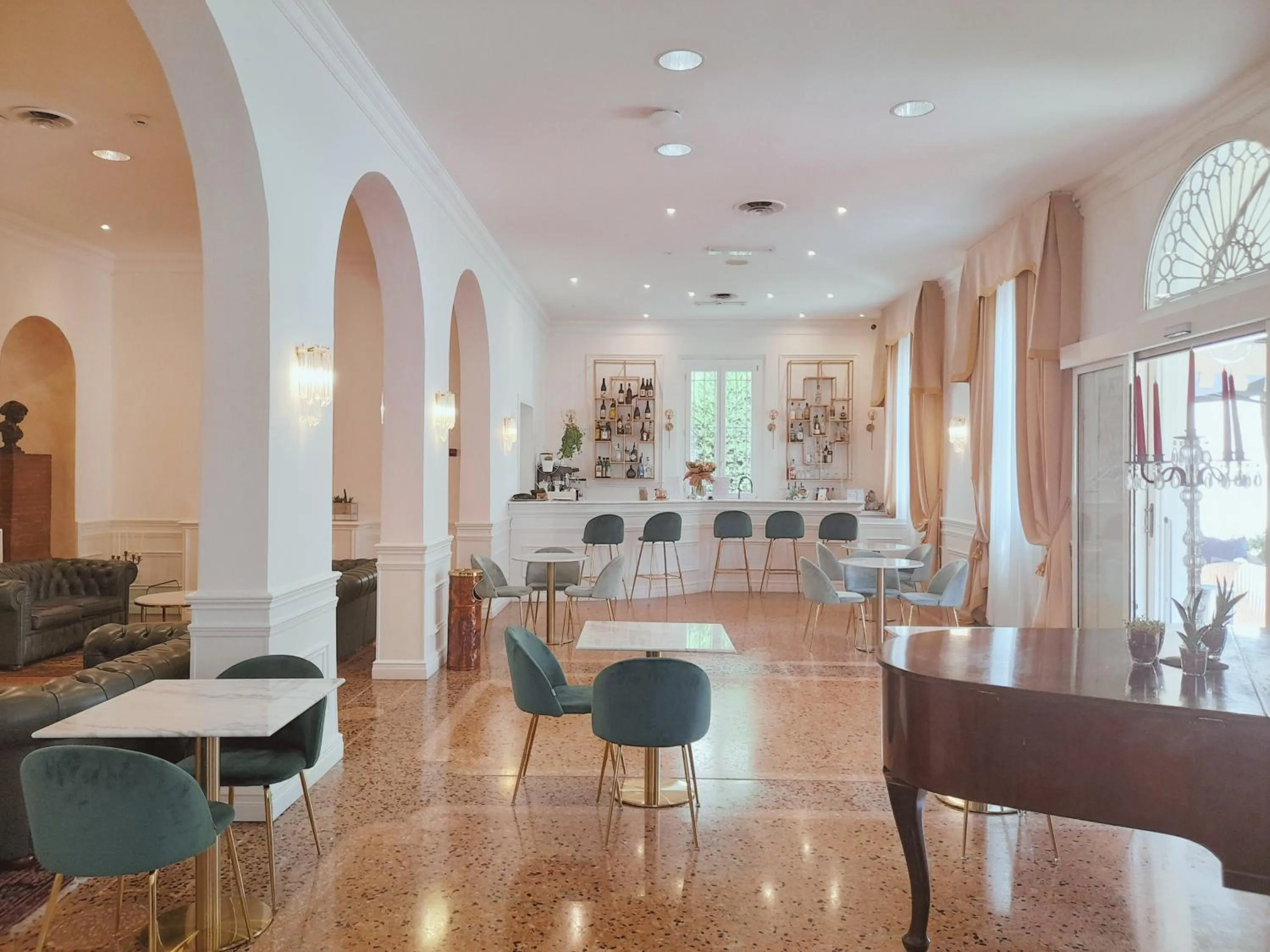 Restaurant/places to eat in Rechigi Park Hotel