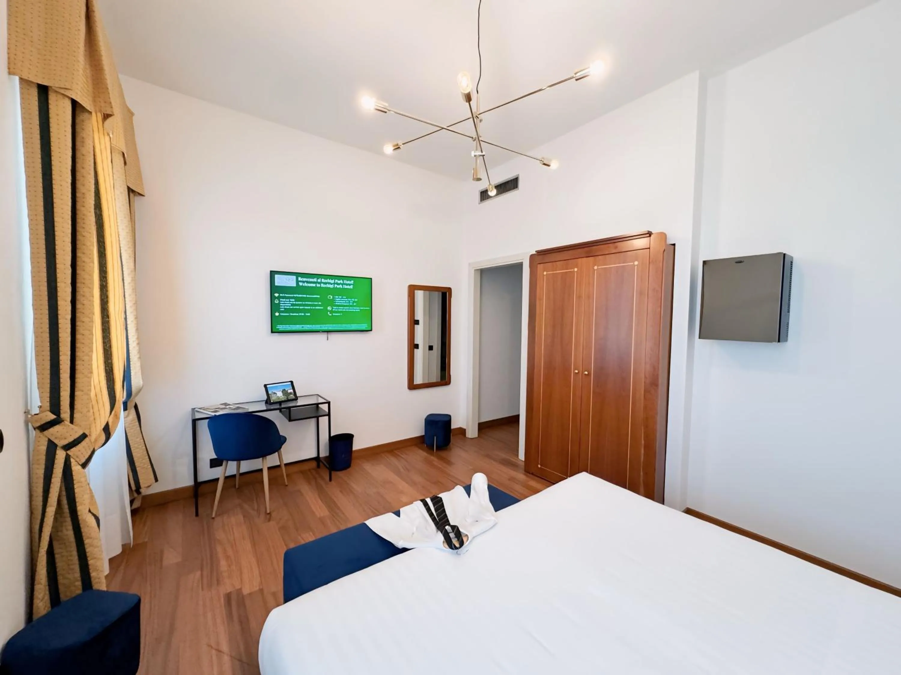 Bed in Rechigi Park Hotel