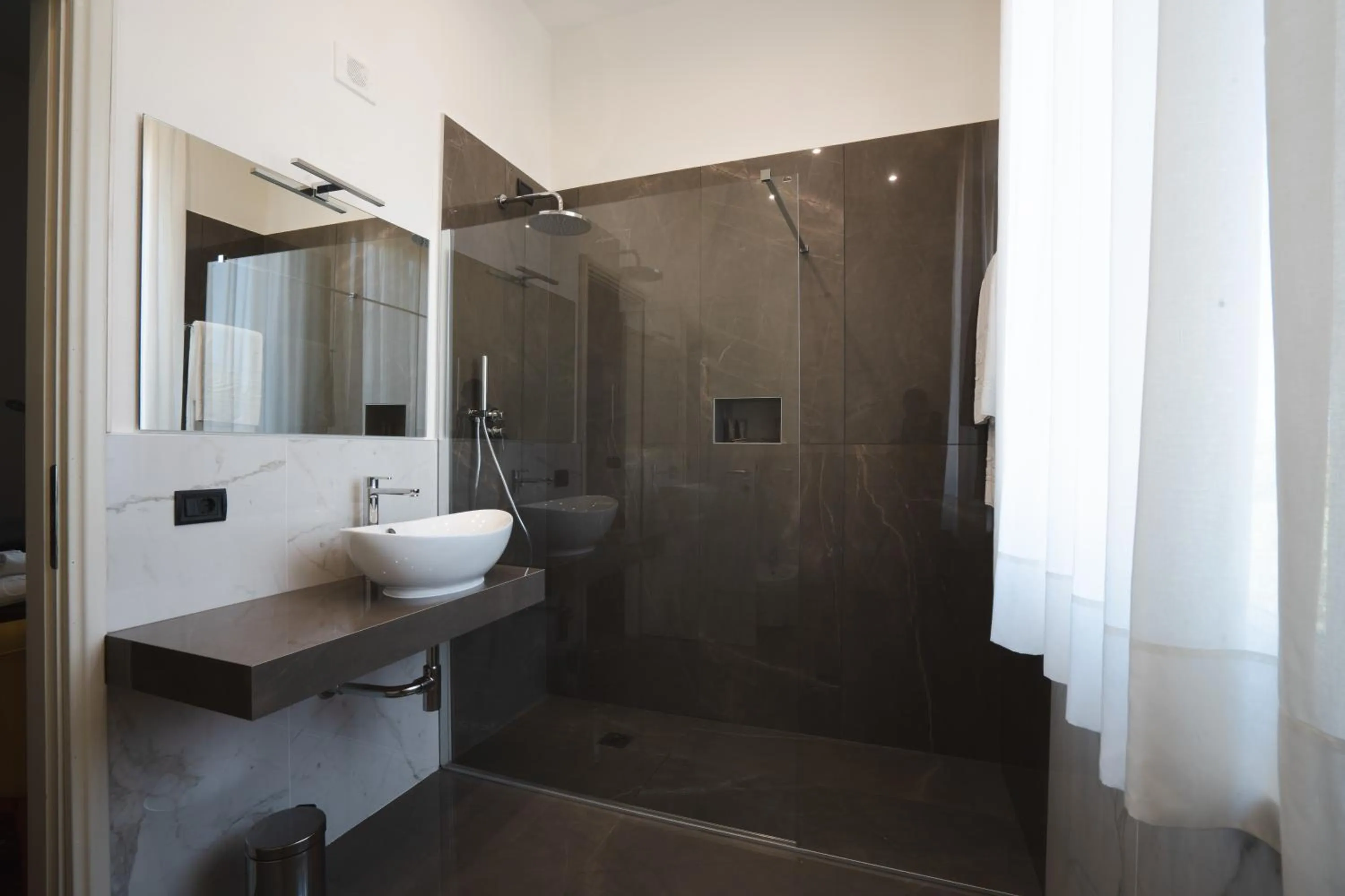 Shower in Rechigi Park Hotel