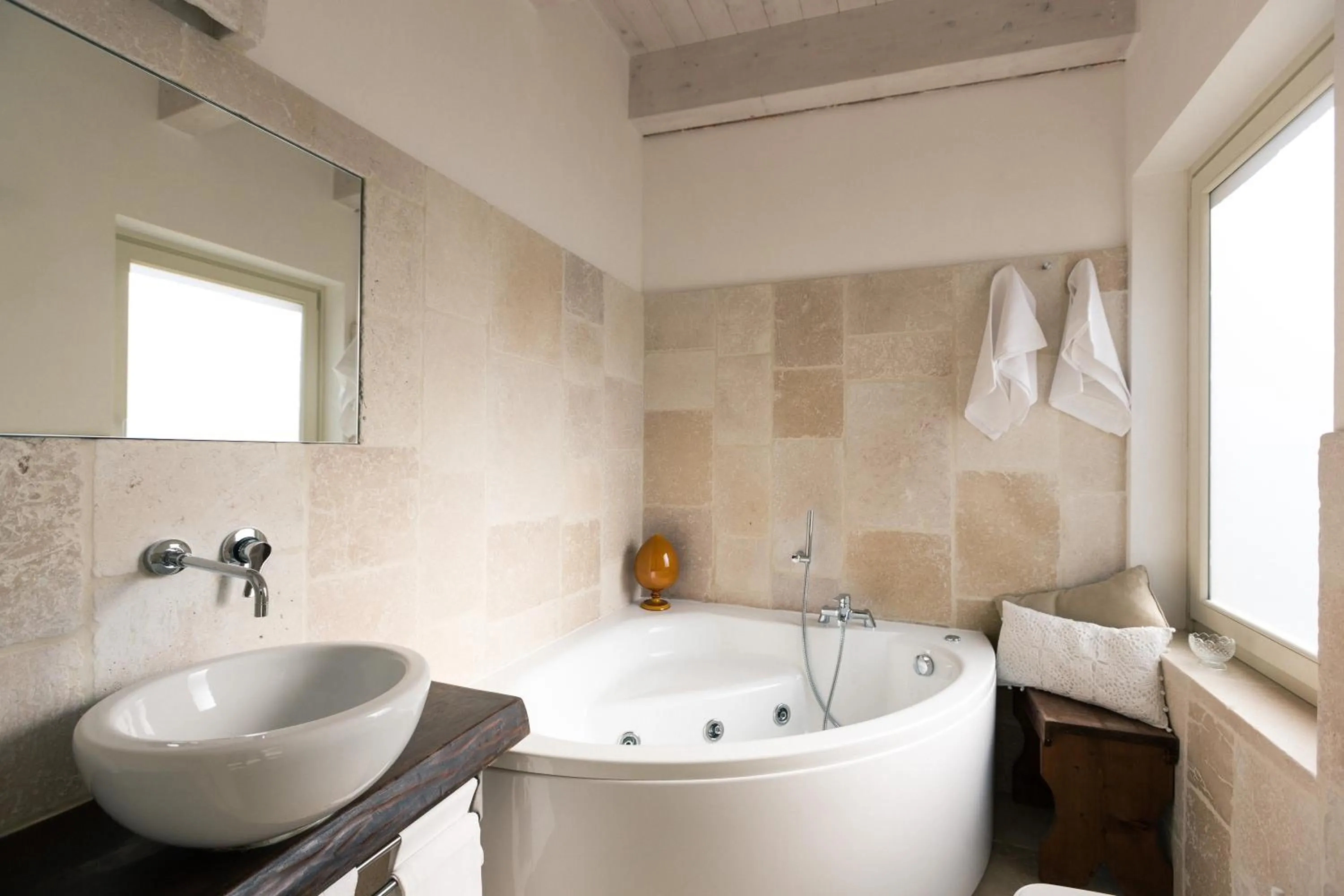 Hot Tub in Masseria Agrituristica Lama San Giorgio