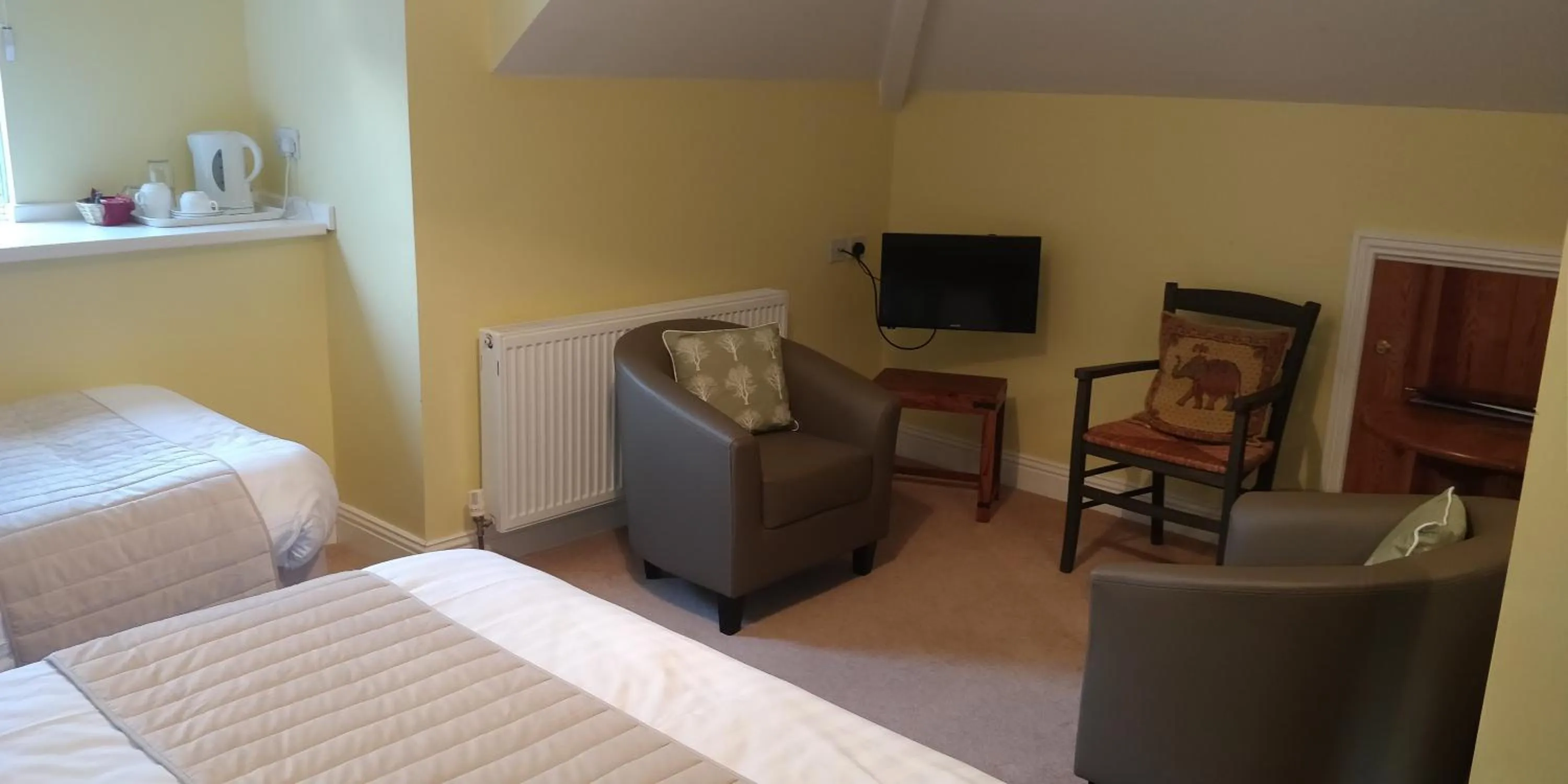 Seating area, Bed in Avonmore House Guest Accommodation