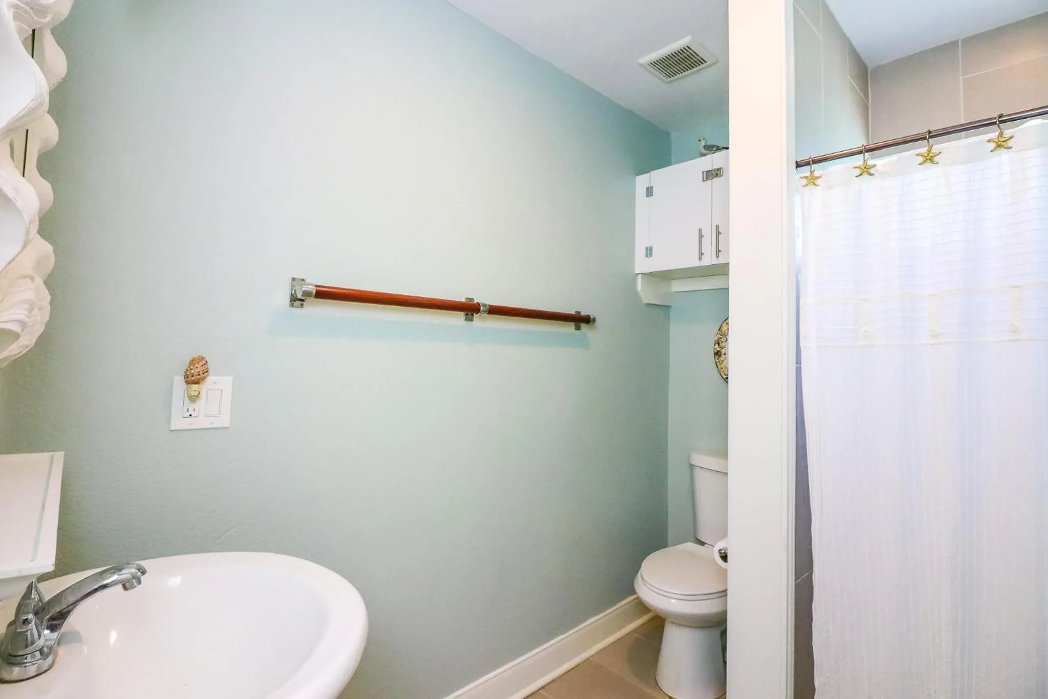 PERFECT location spacious yard coffee bar at this lovely beach home