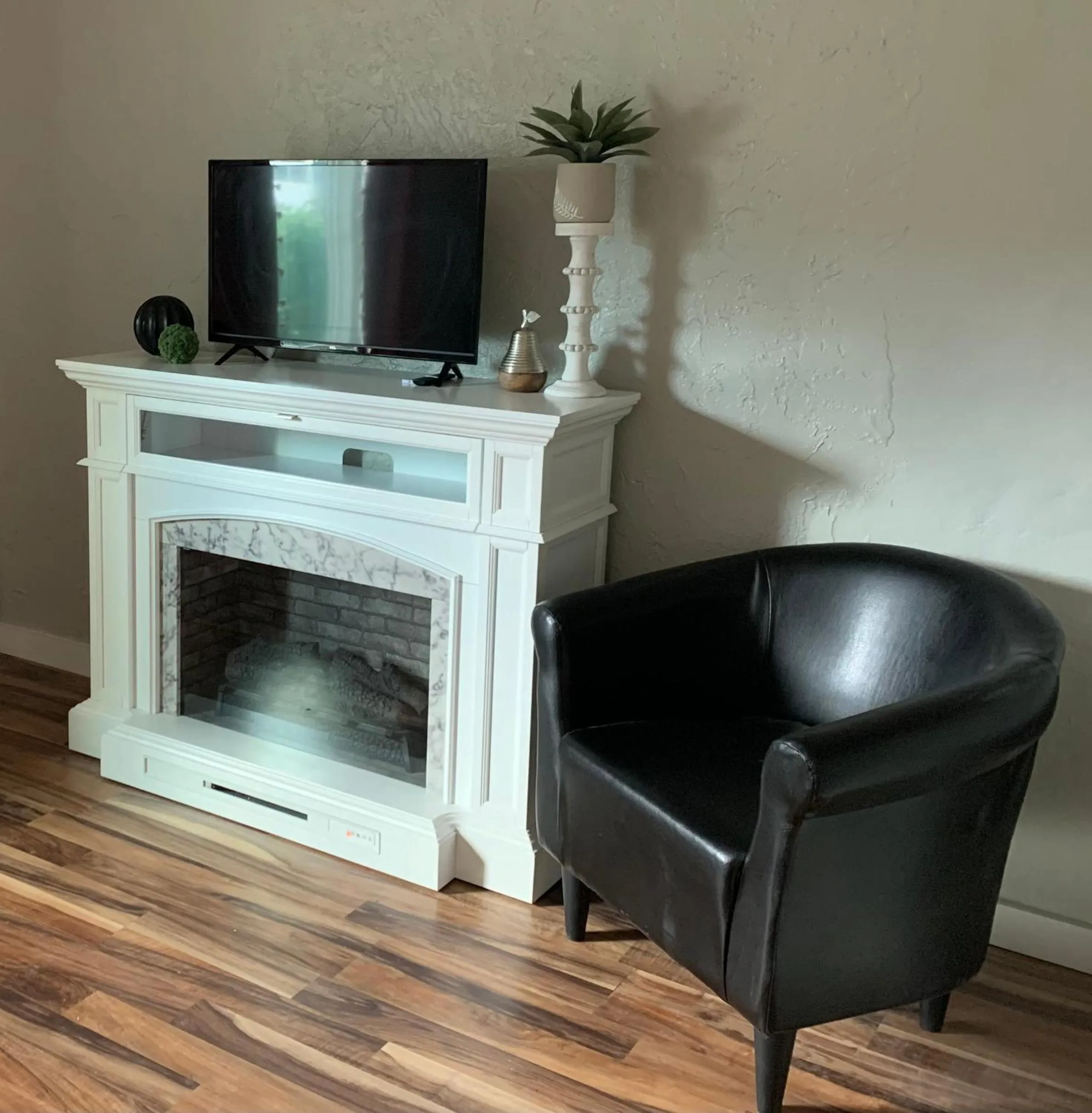 Seating area in Millz Manor