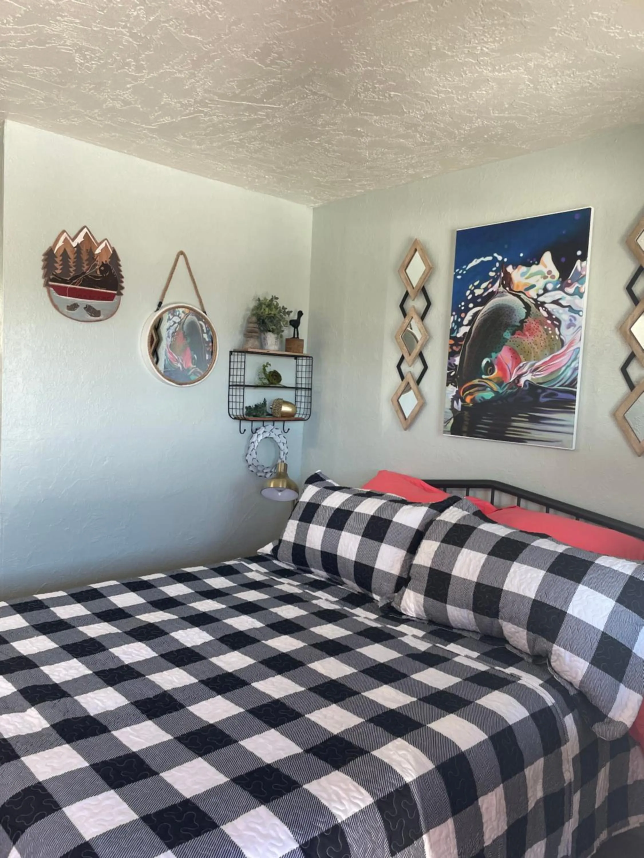 Bedroom, Bed in Millz Manor