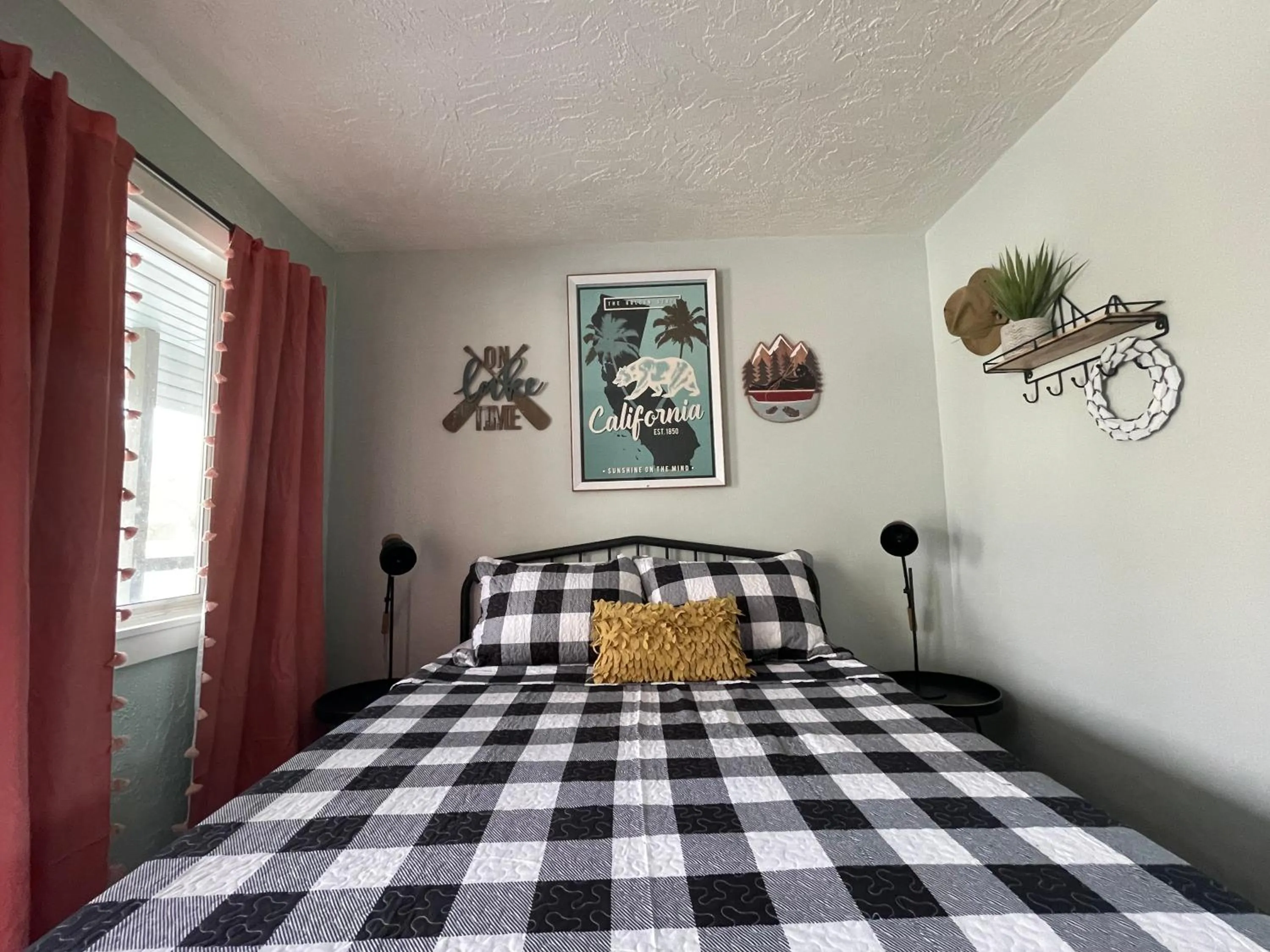 Bedroom, Bed in Millz Manor