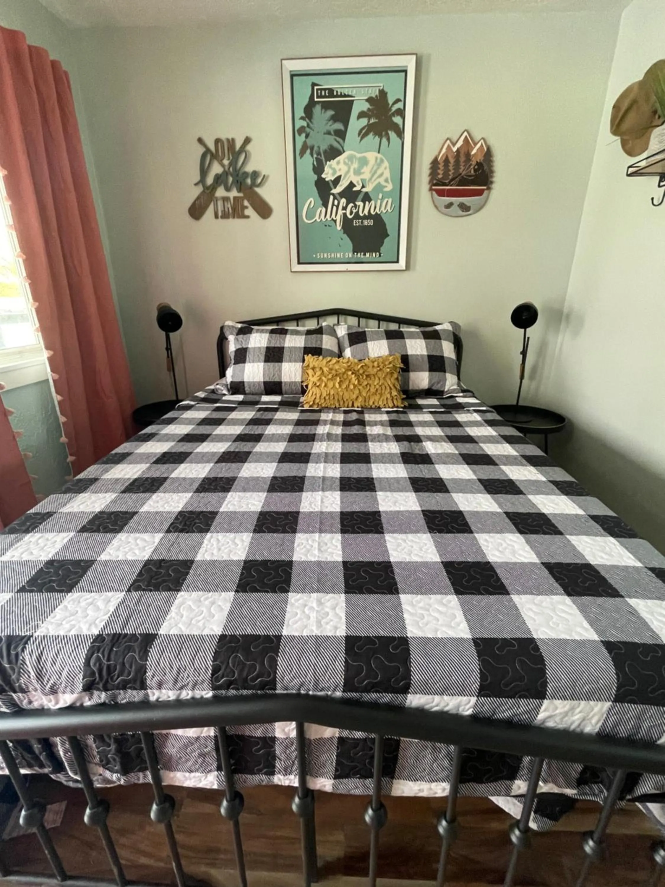 Bedroom, Bed in Millz Manor