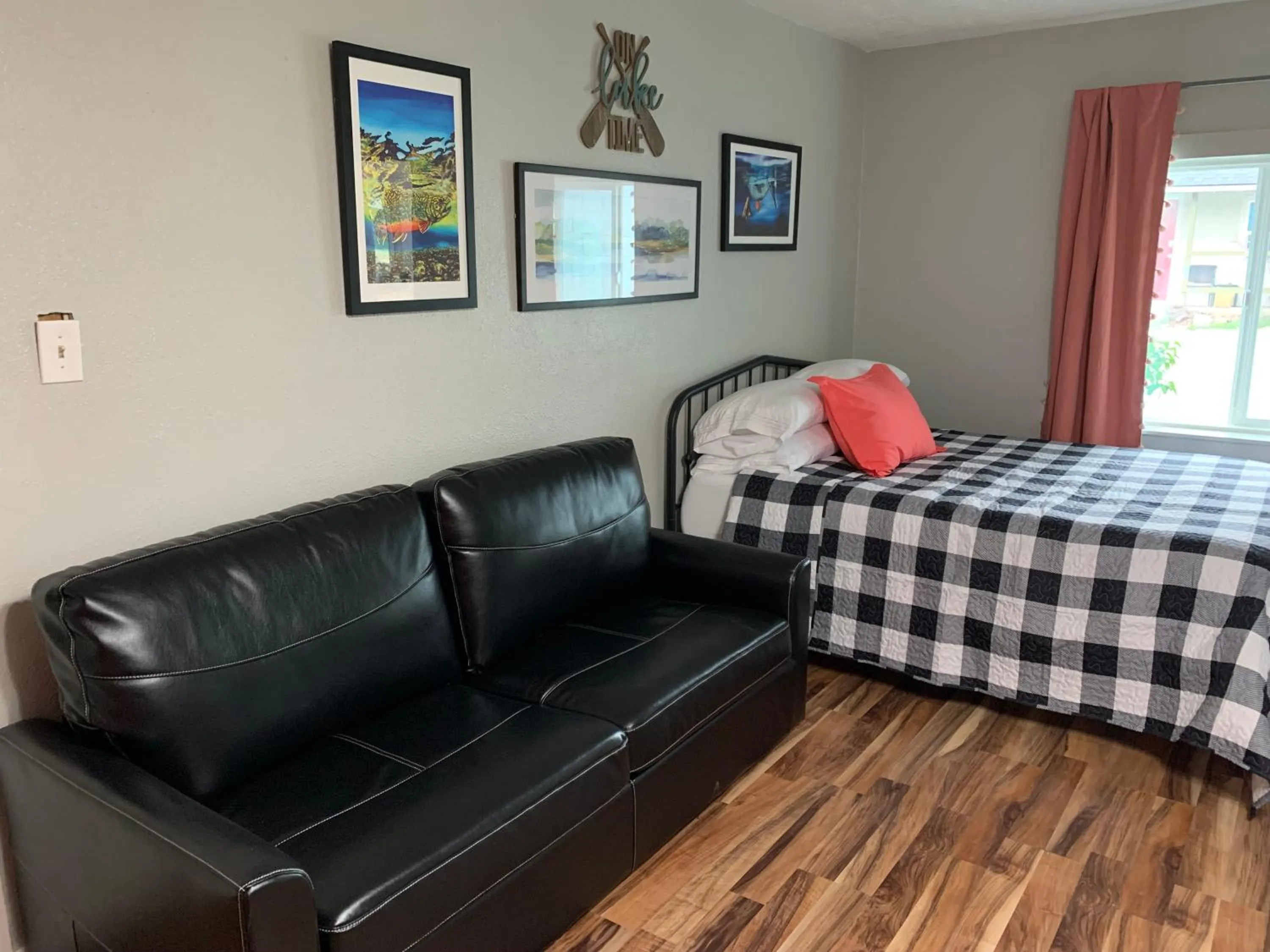 Seating area, Bed in Millz Manor