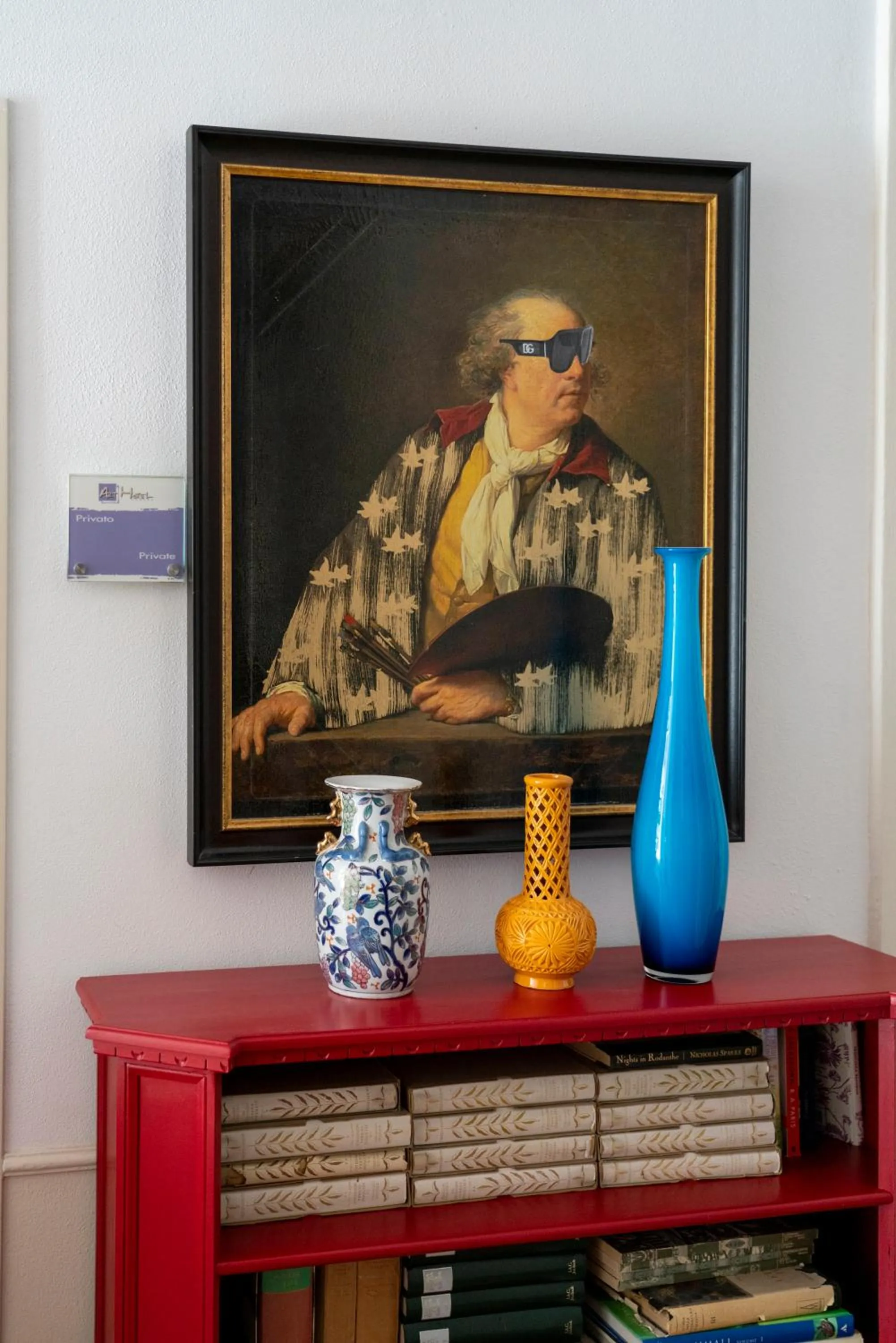 Text overlay in Art Hotel Varese