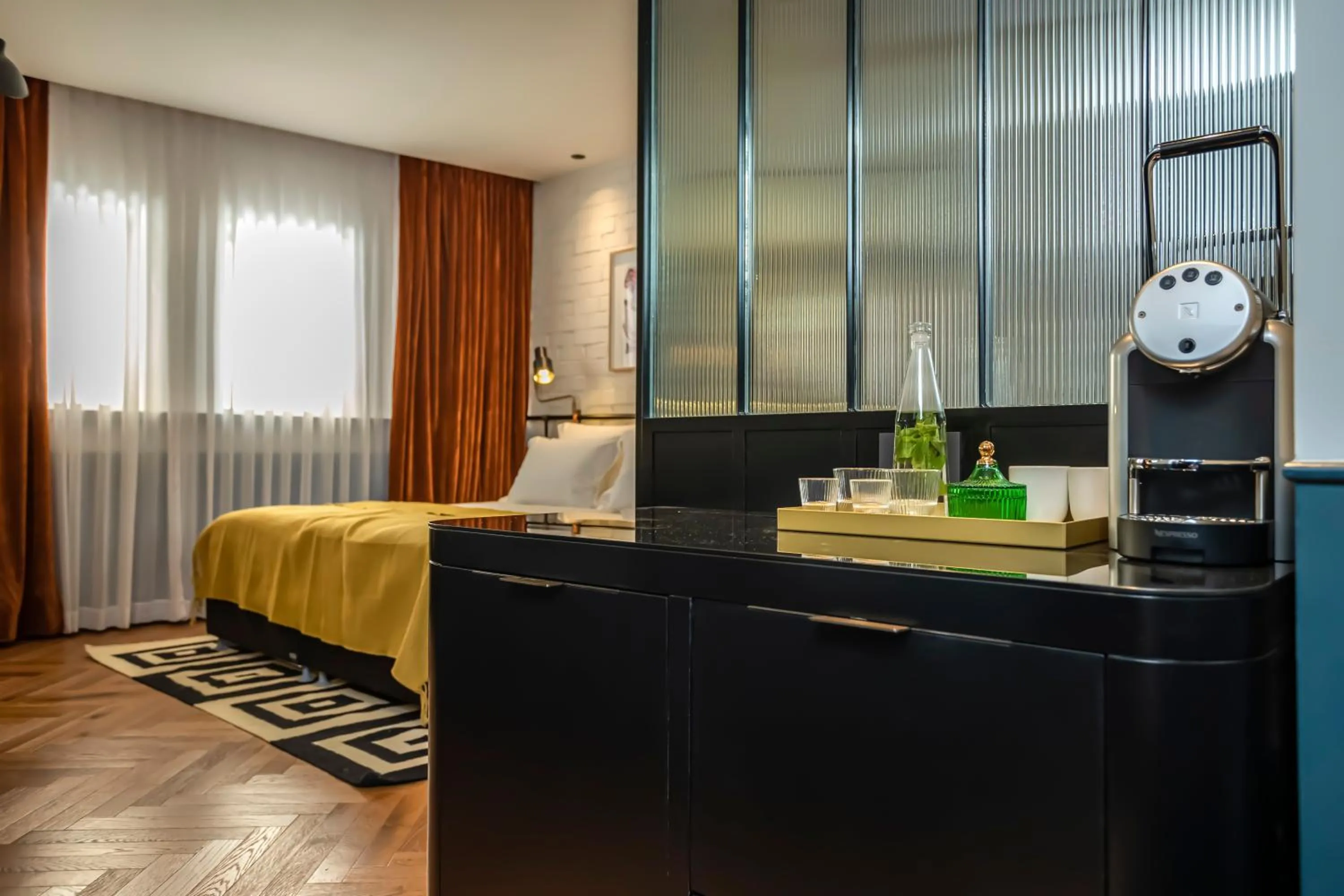 Coffee/tea facilities, Bed in Backstage Hotel - an Atlas Boutique Hotel