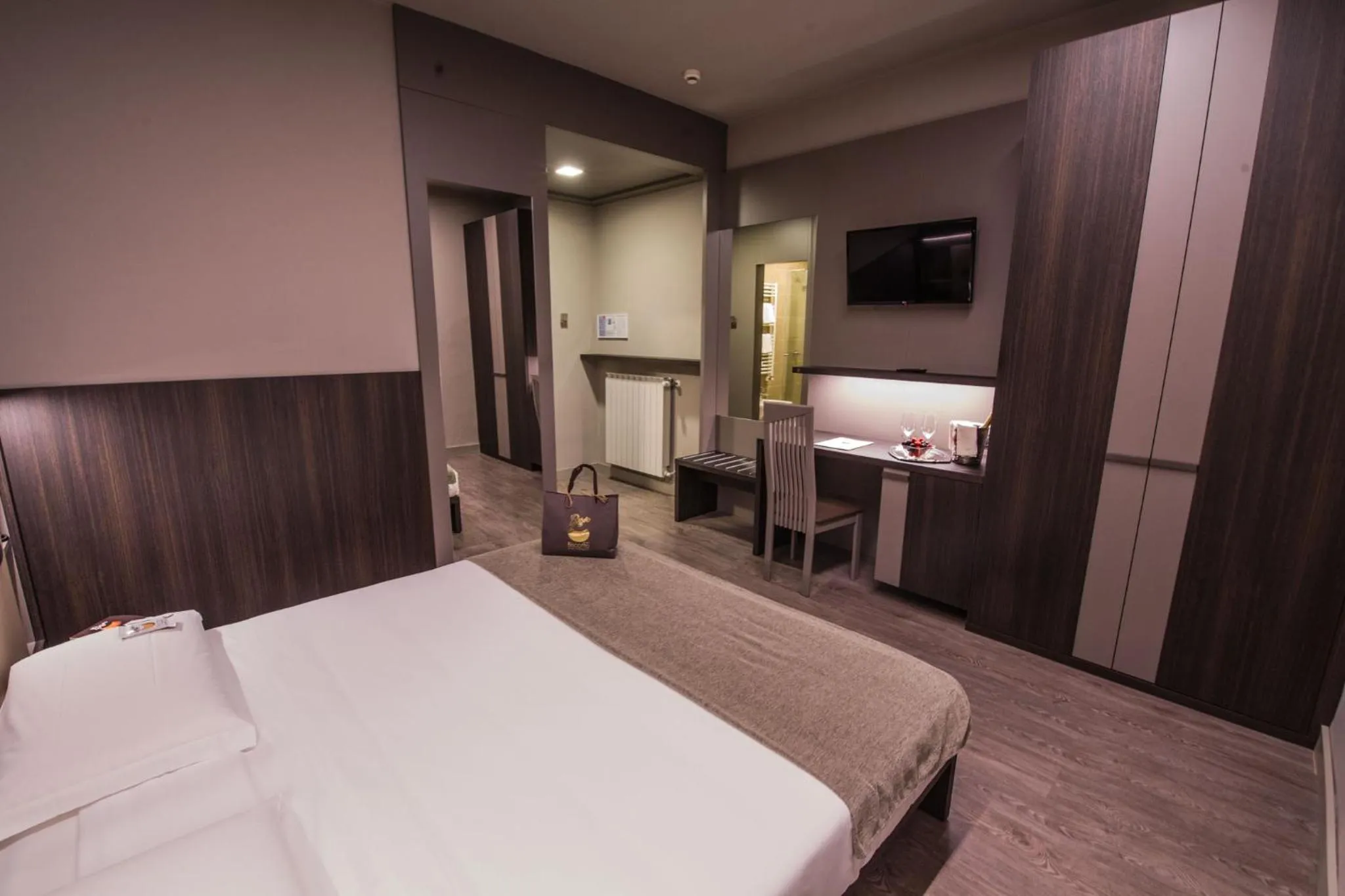 Shower, Bed in Hotel Bigio