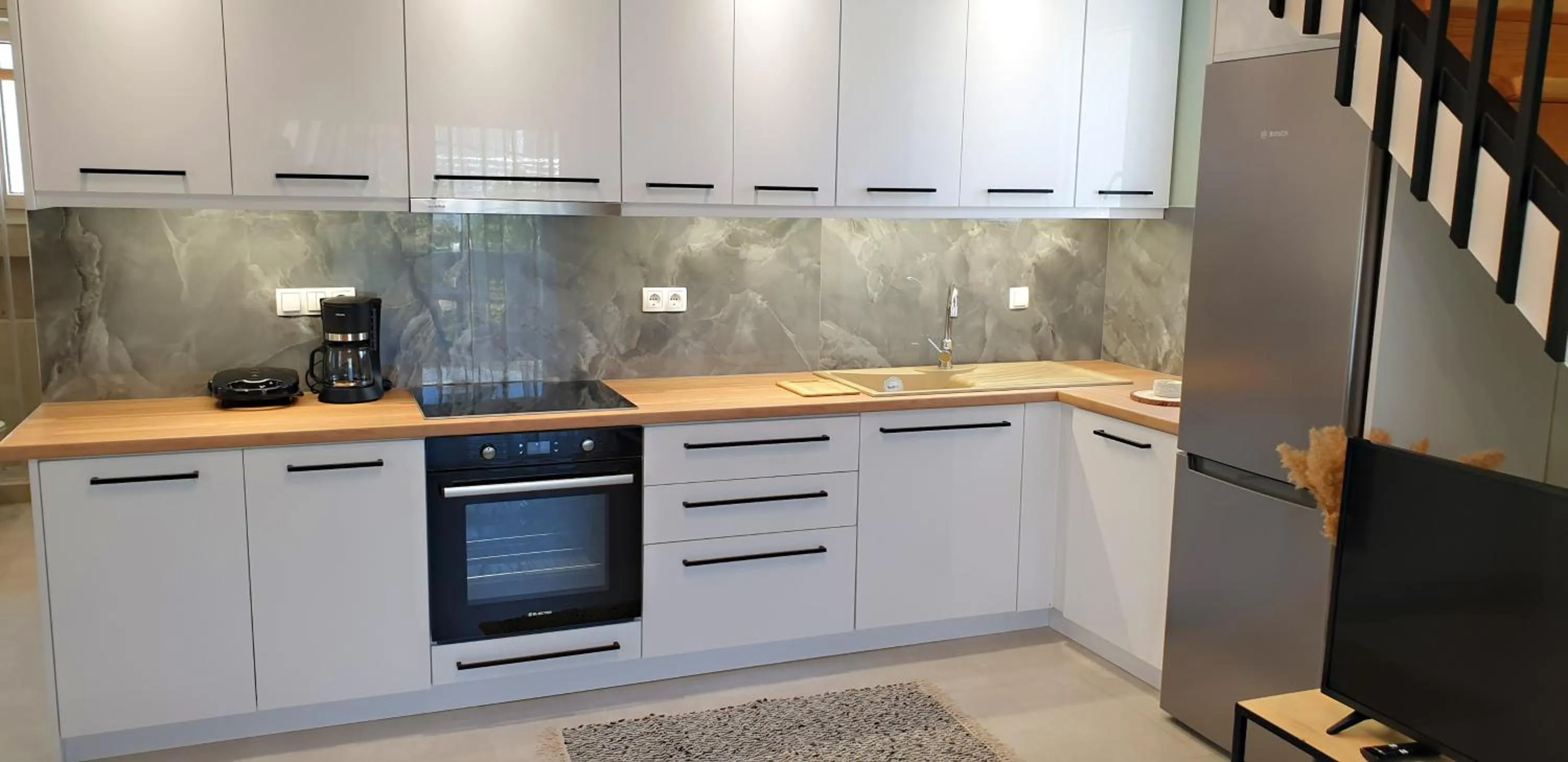 Kitchen or kitchenette in Almeta Suites