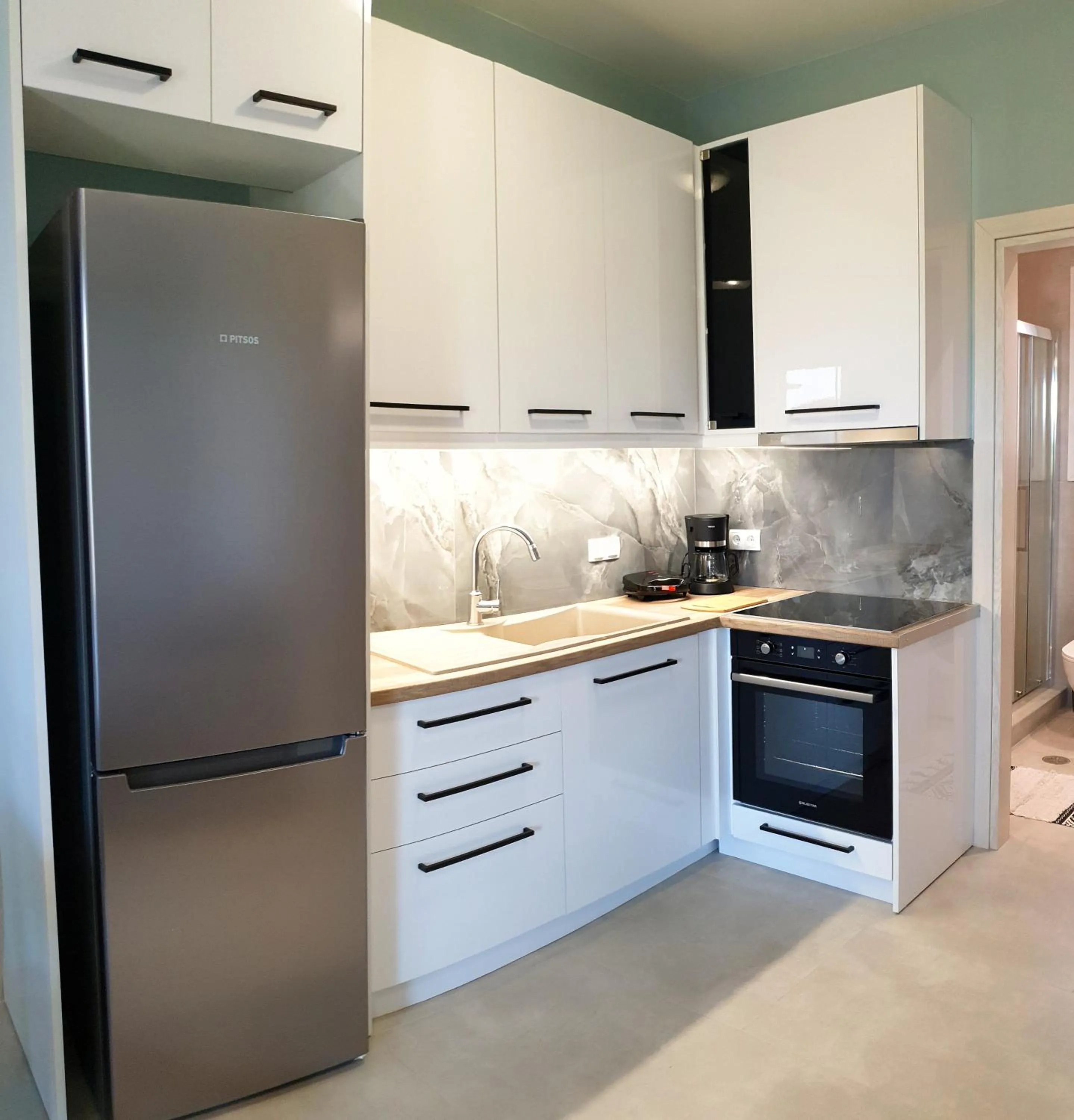 Kitchen or kitchenette in Almeta Suites
