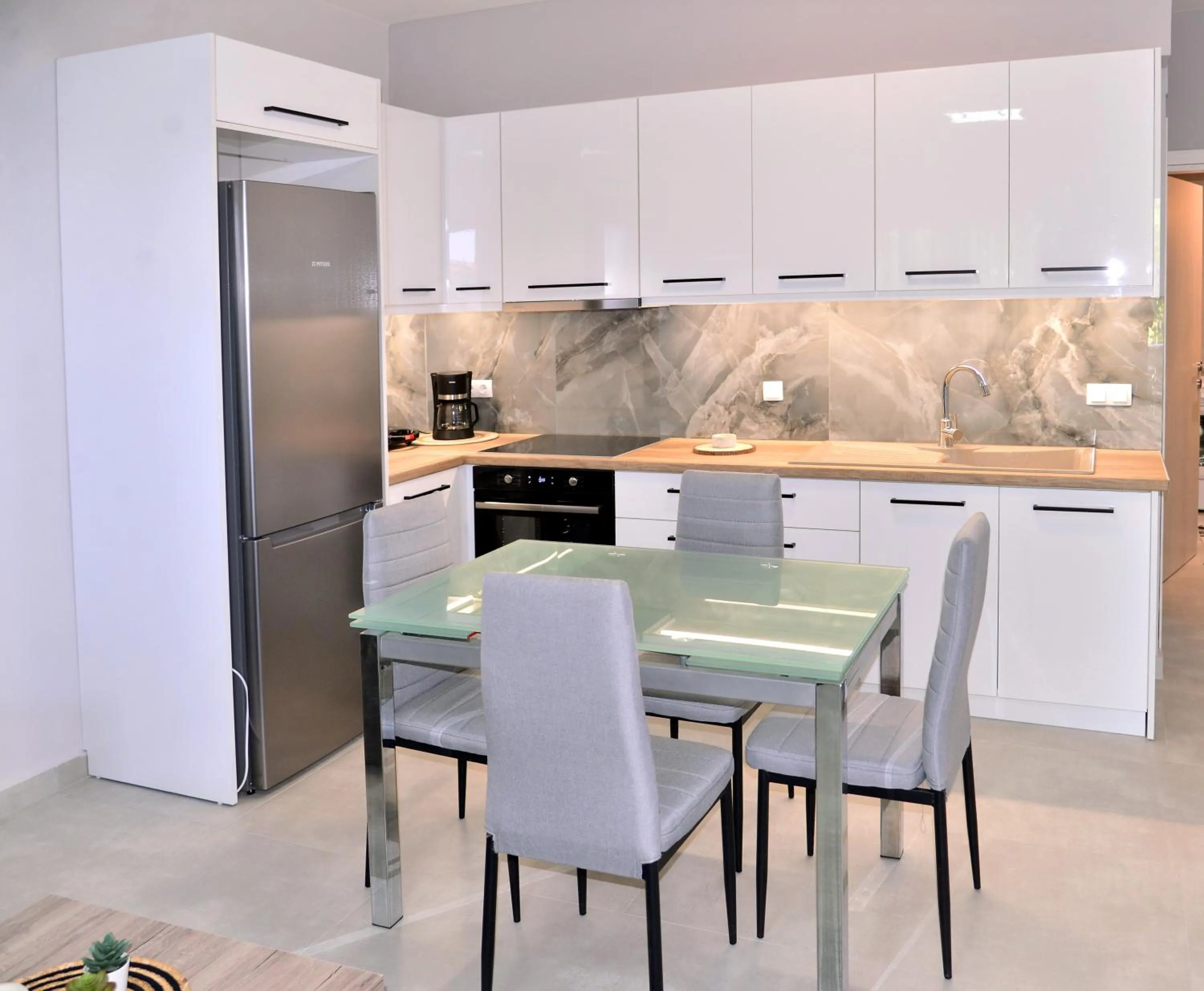 Kitchen or kitchenette in Almeta Suites