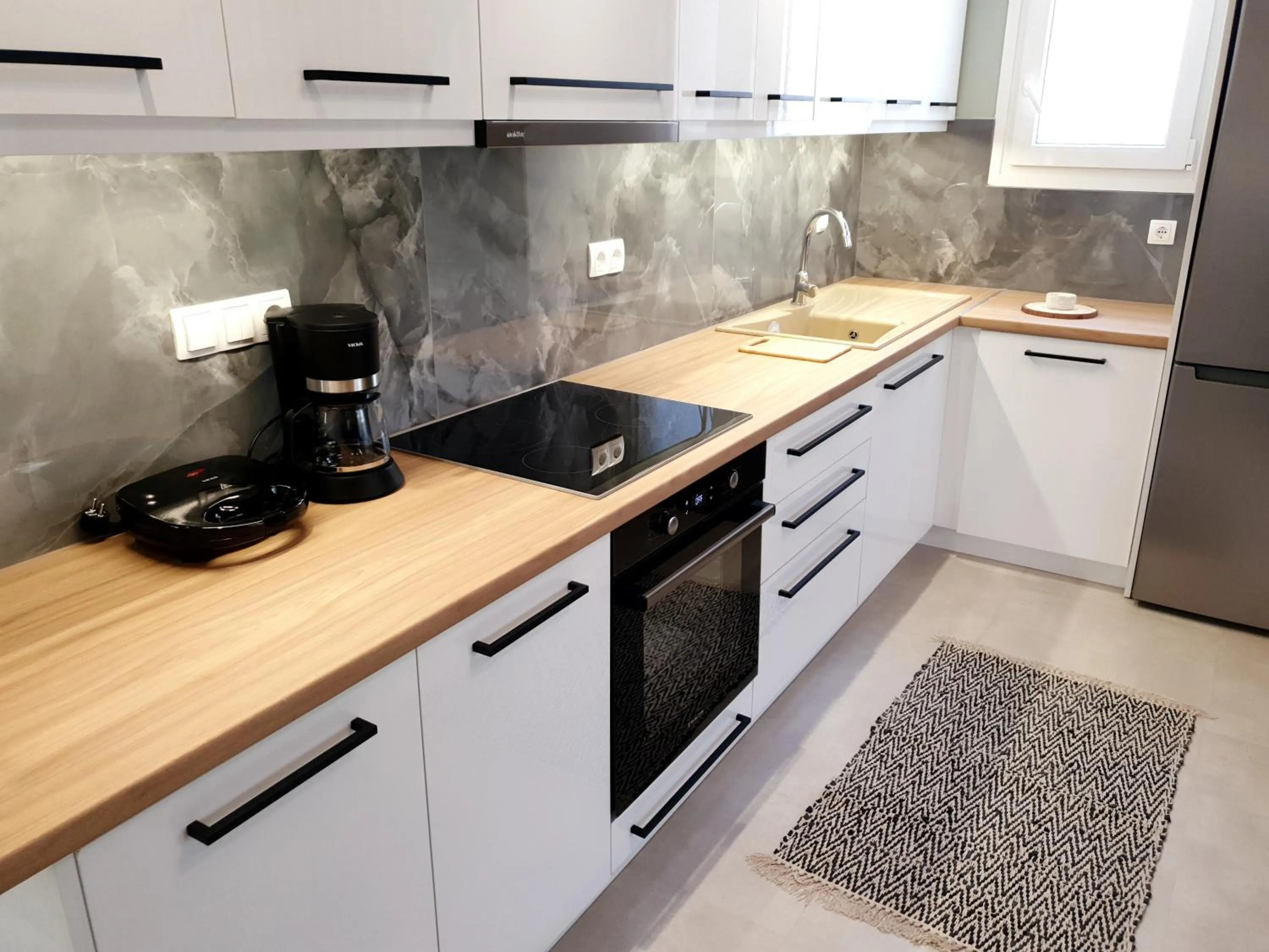 Kitchen or kitchenette in Almeta Suites