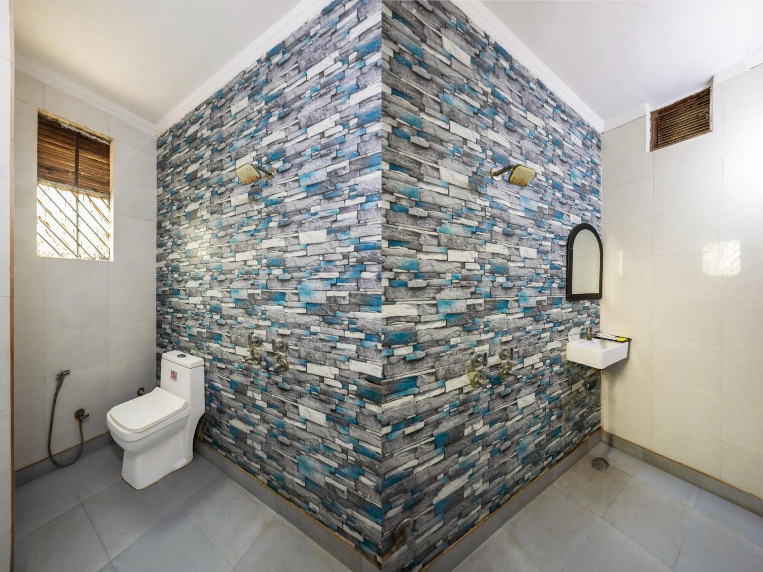 Bathroom in Hotel Ashoka Continental Near New Delhi Railway station