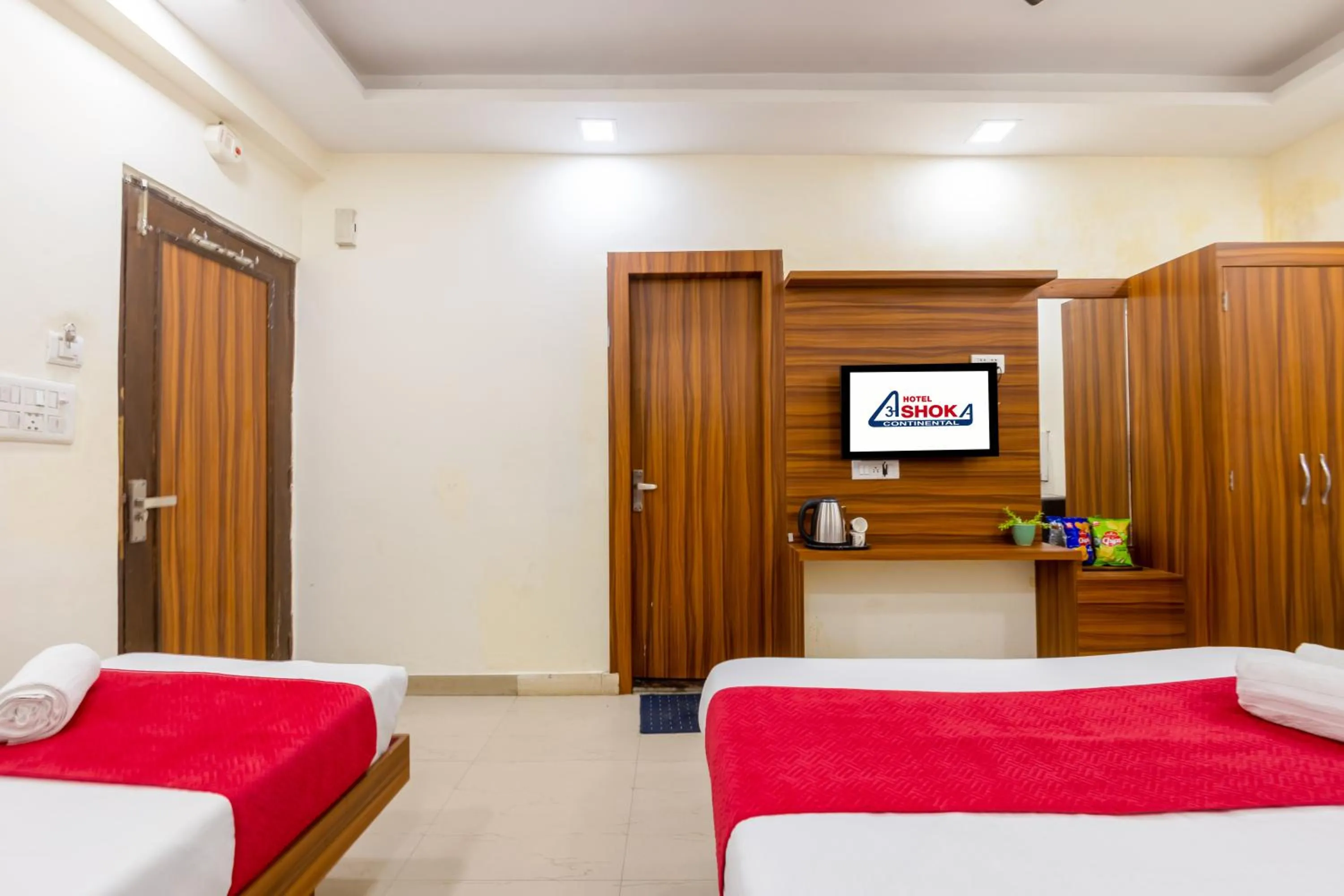 Bedroom, Bed in Hotel Ashoka Continental Near New Delhi Railway station