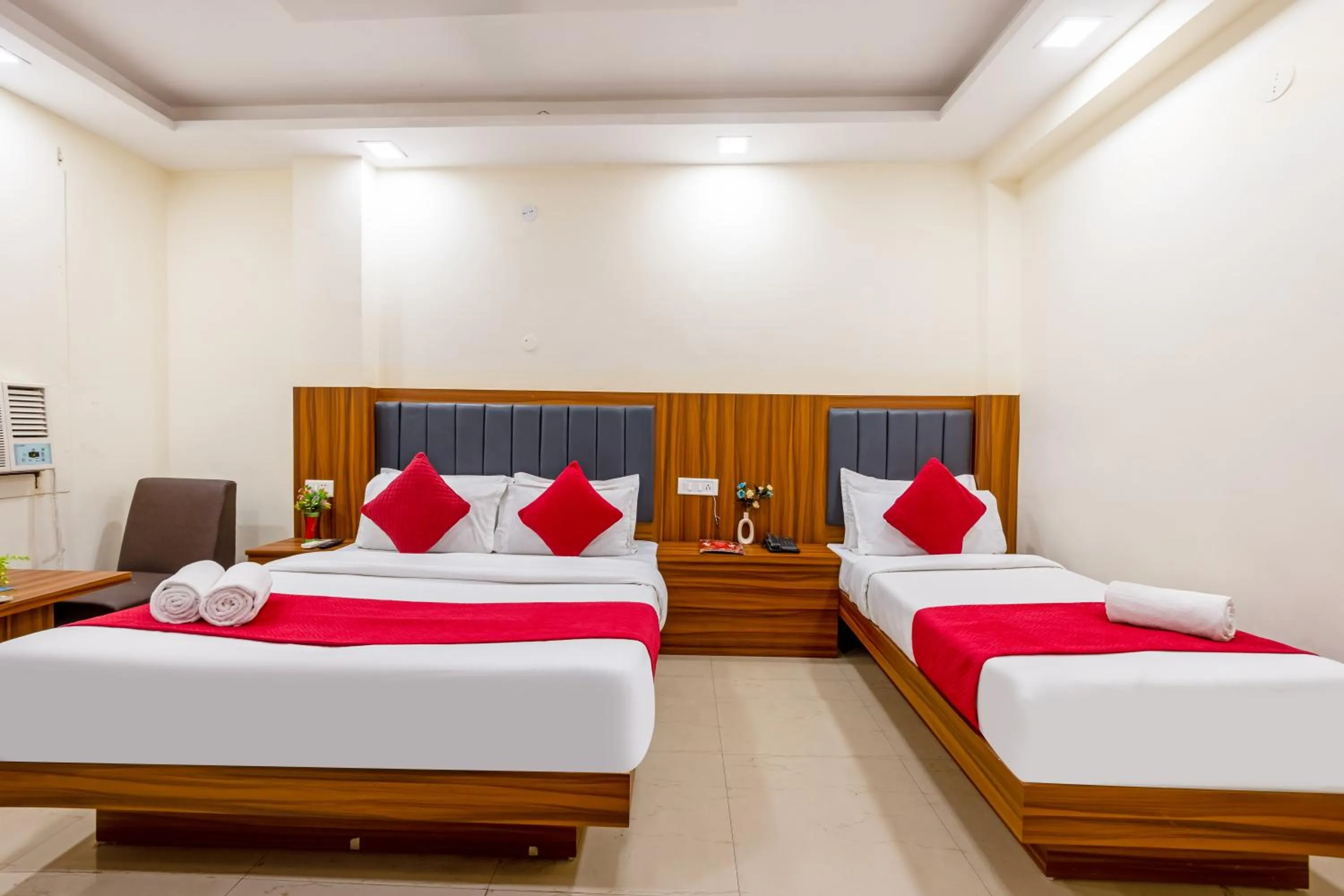 Photo of the whole room, Bed in Hotel Ashoka Continental Near New Delhi Railway station